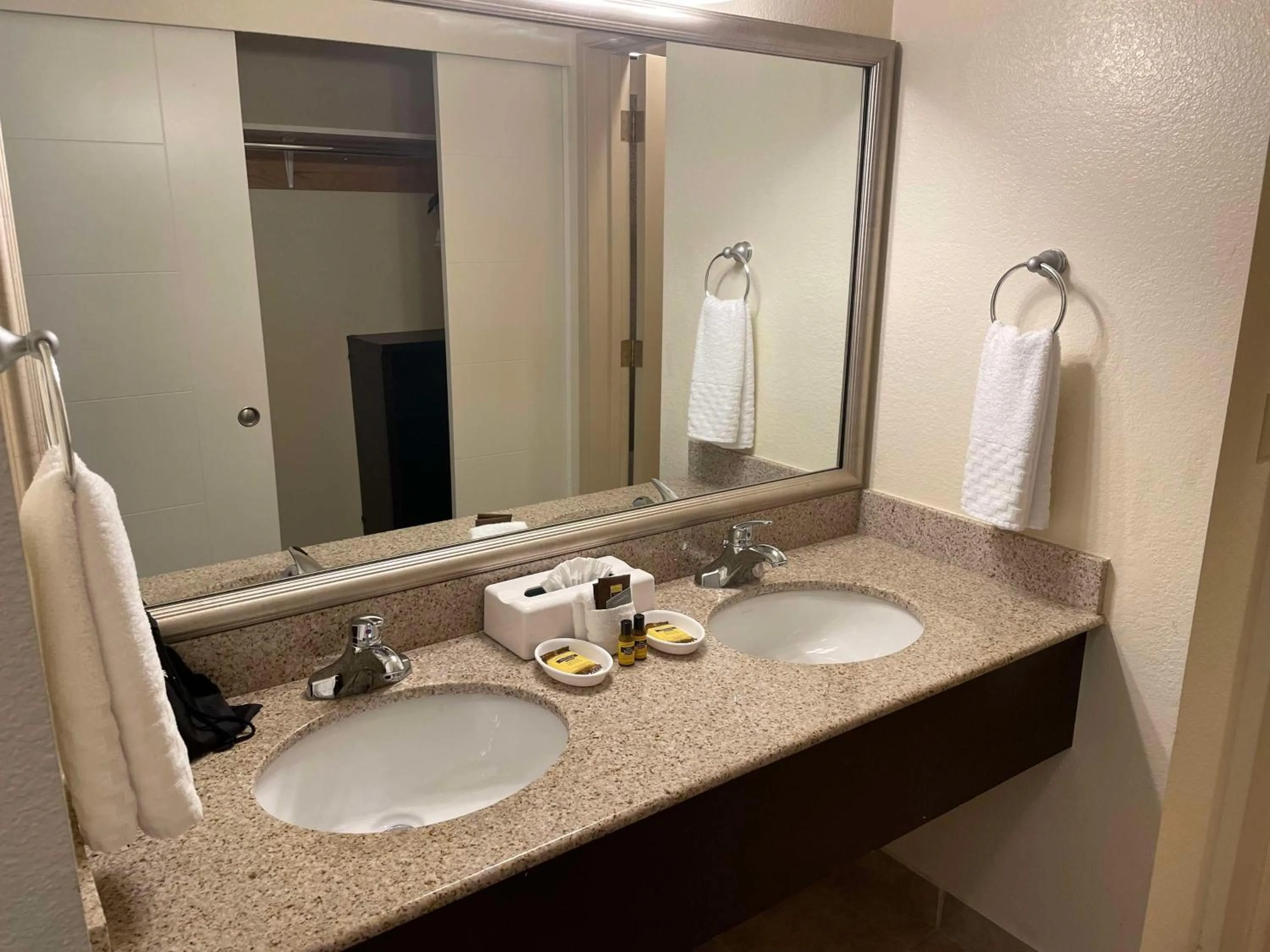 Bedroom in Best Western Plus Edmonds Harbor Inn