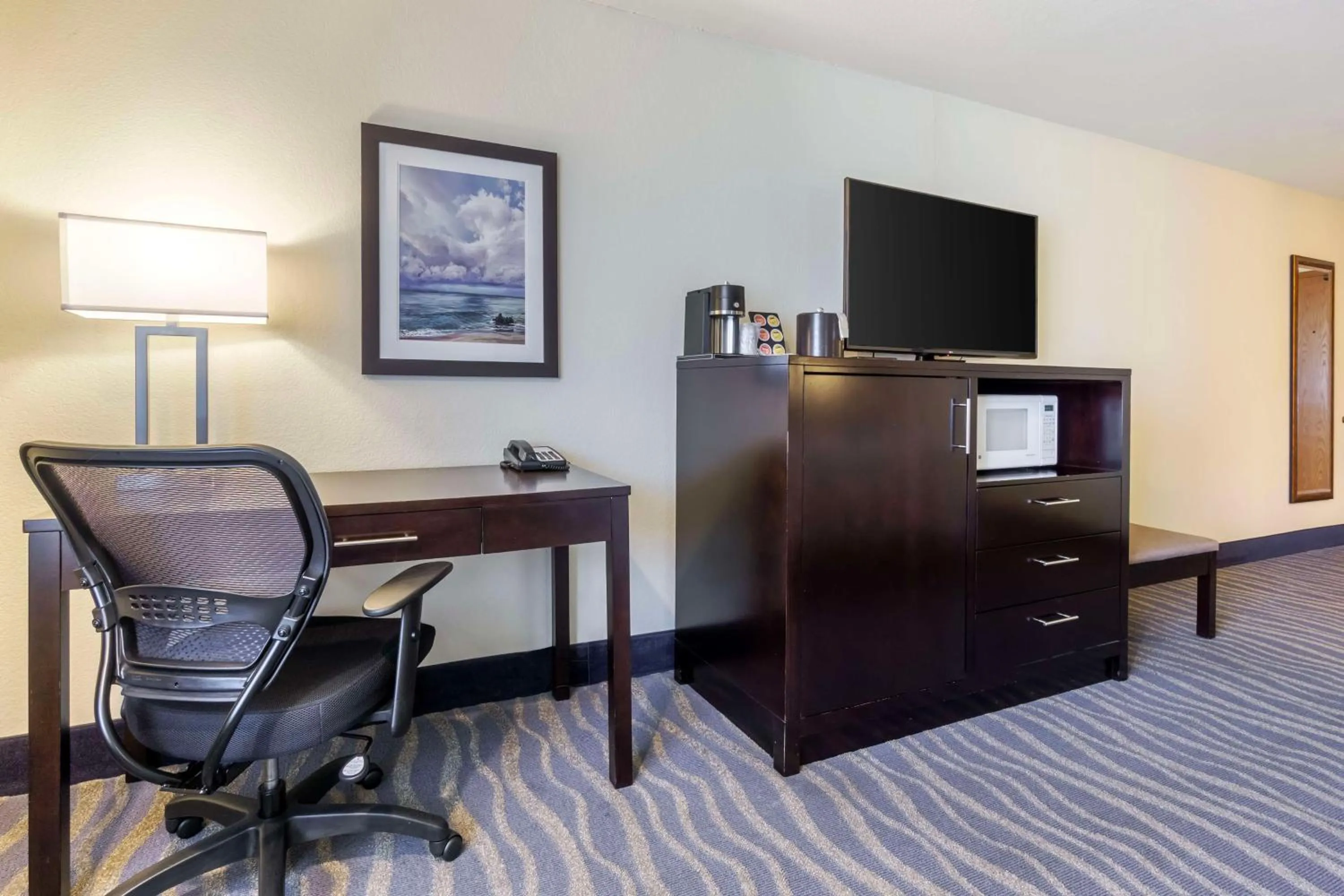 Bedroom in Best Western Plus Edmonds Harbor Inn