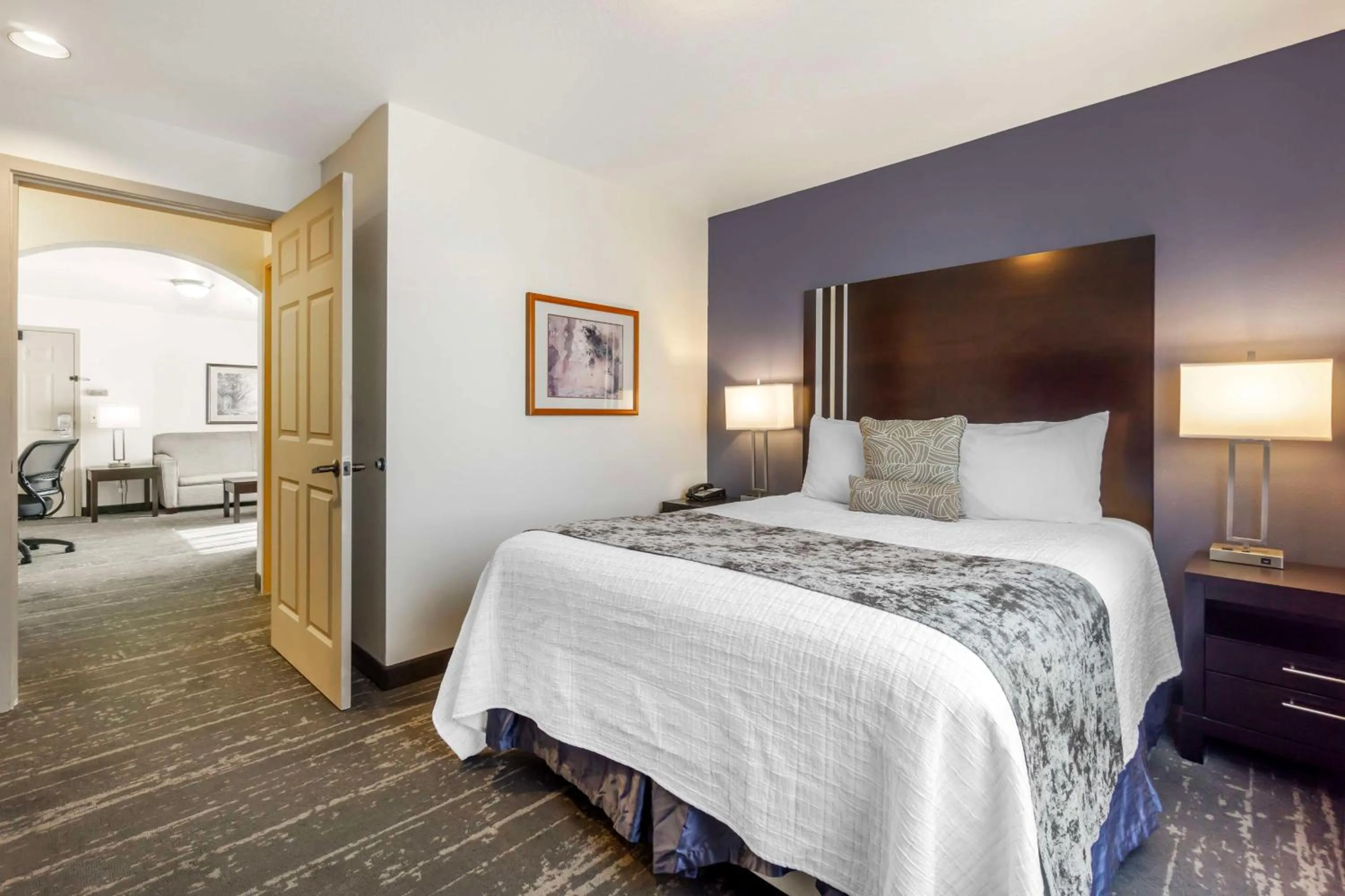 Photo of the whole room, Bed in Best Western Plus Edmonds Harbor Inn