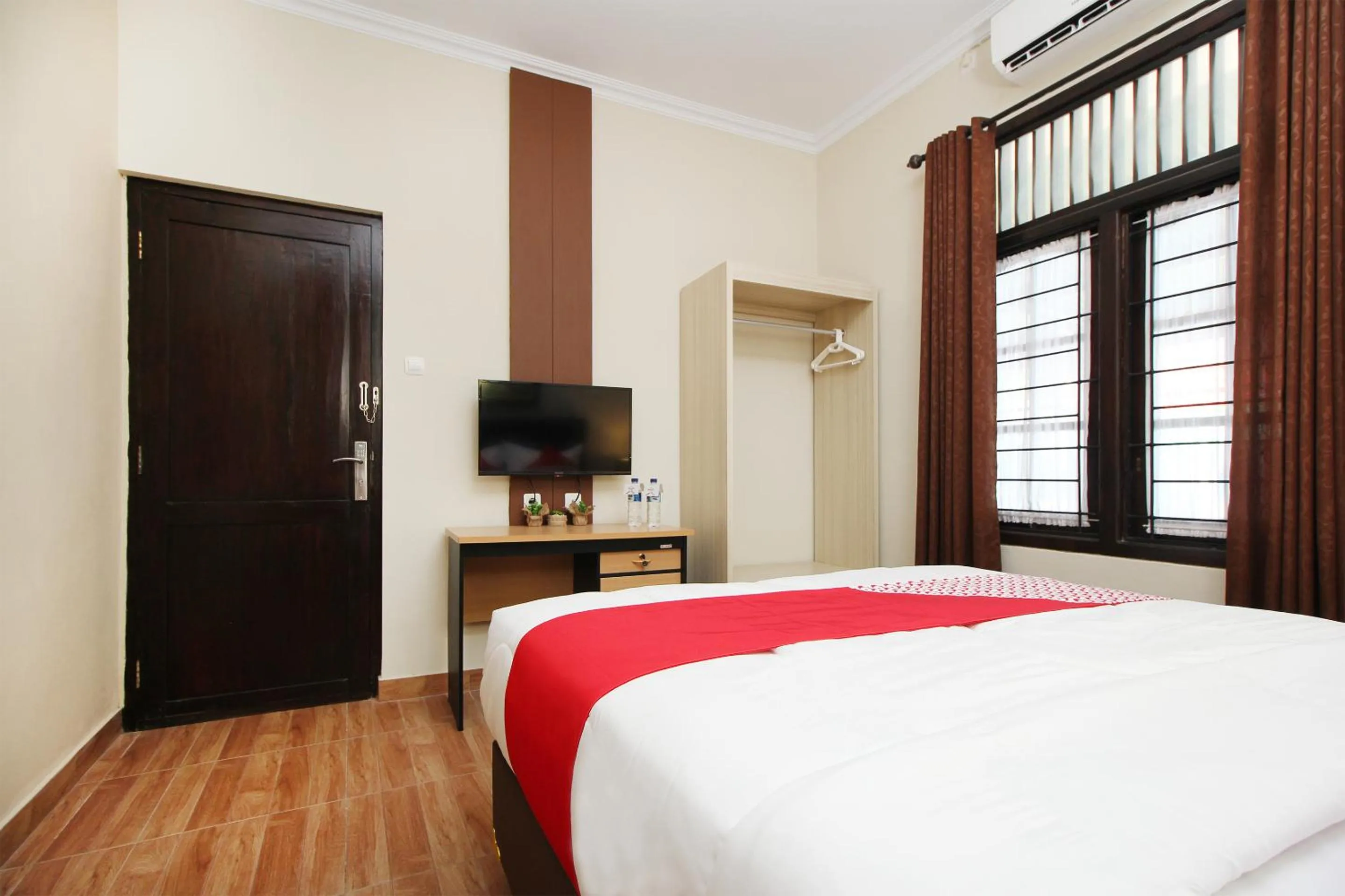 Bedroom in OYO 572 Omah Gedongkuning Syariah Homestay