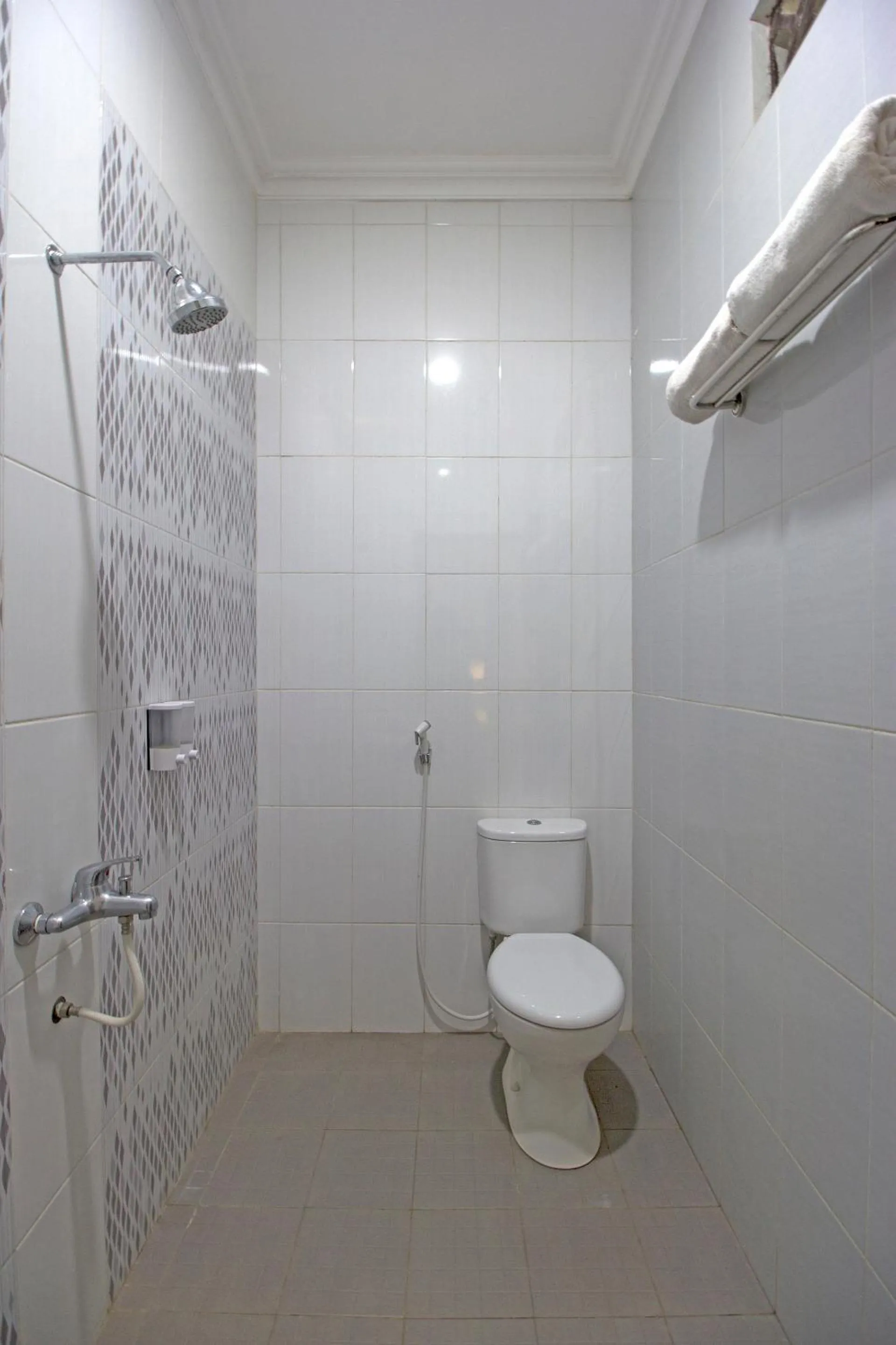 Bathroom in OYO 572 Omah Gedongkuning Syariah Homestay