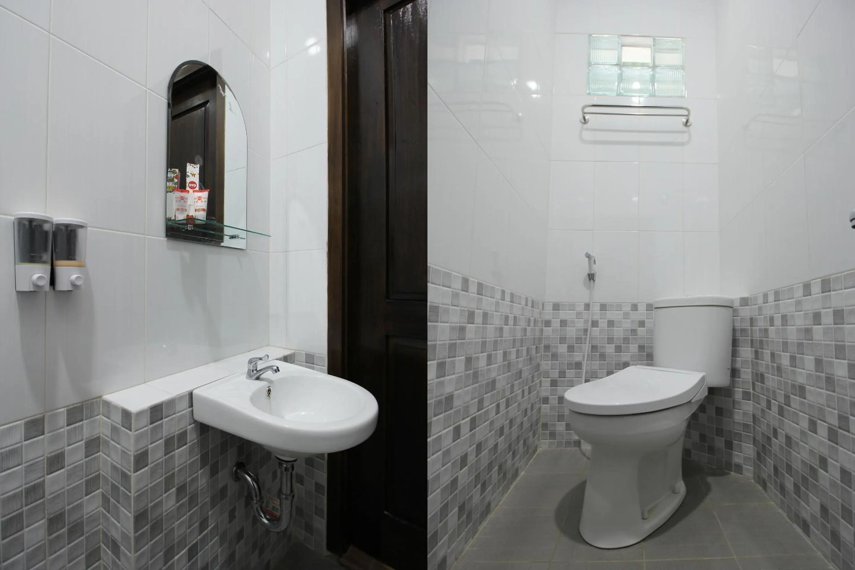 Bathroom in OYO 572 Omah Gedongkuning Syariah Homestay