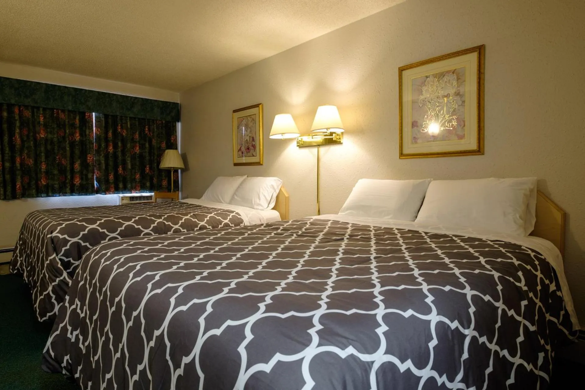 Bedroom, Bed in Perfect Inns & Suites