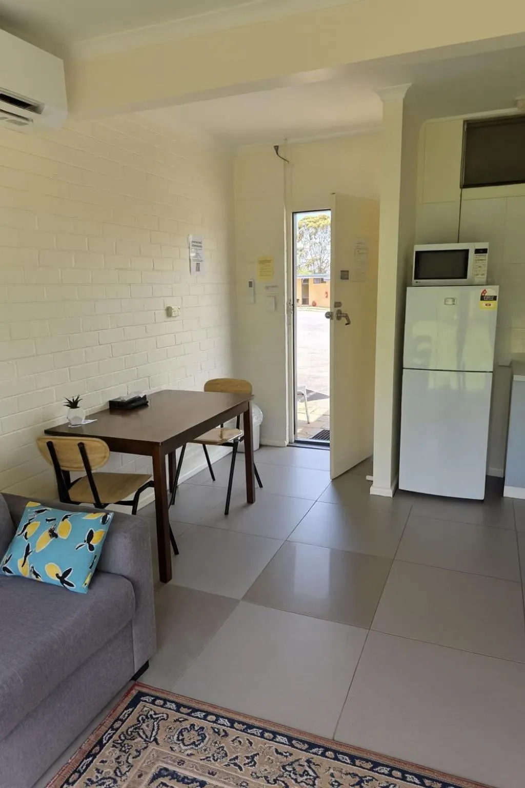 Kitchen or kitchenette in Motel Traralgon