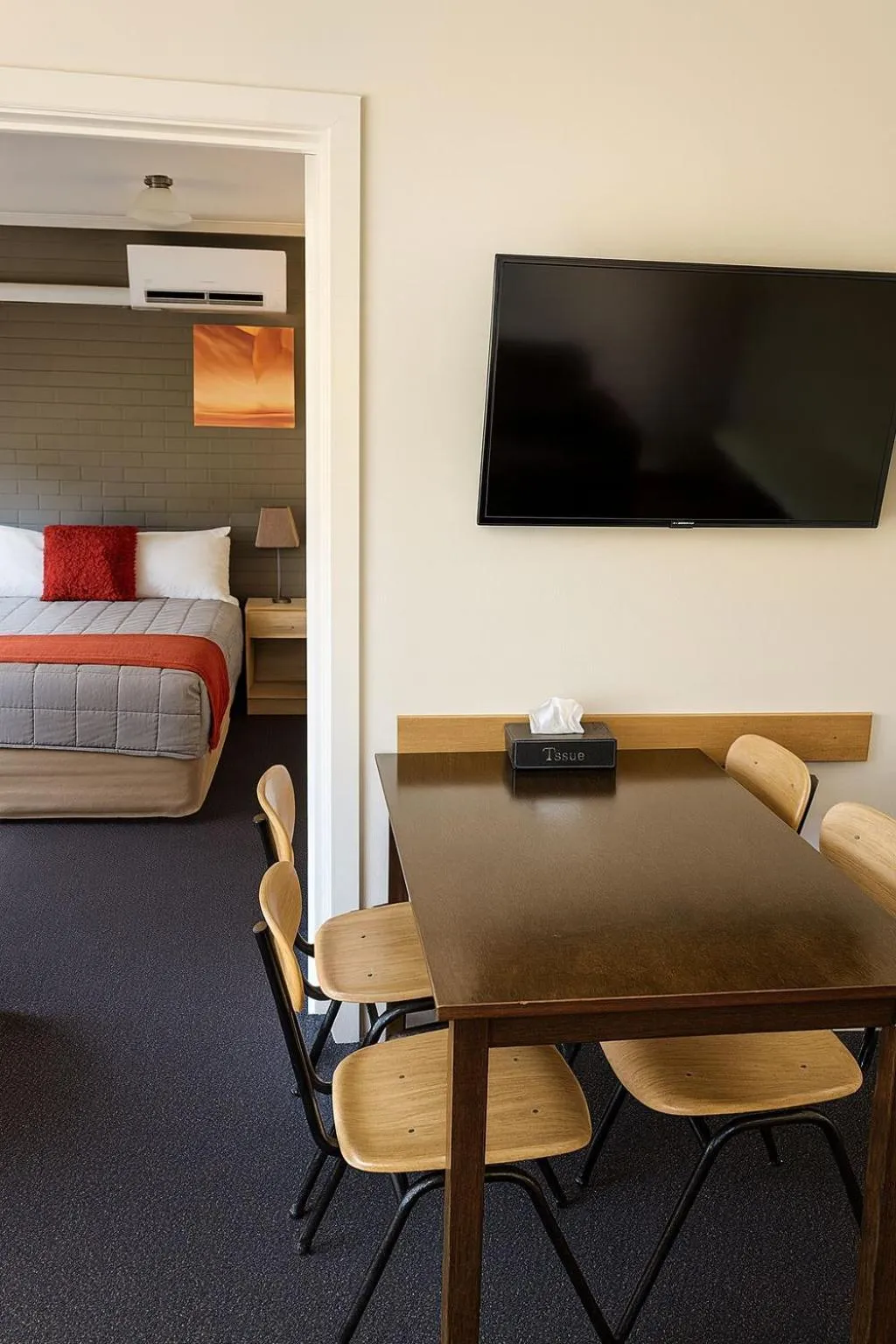 Dining area, Bed in Motel Traralgon