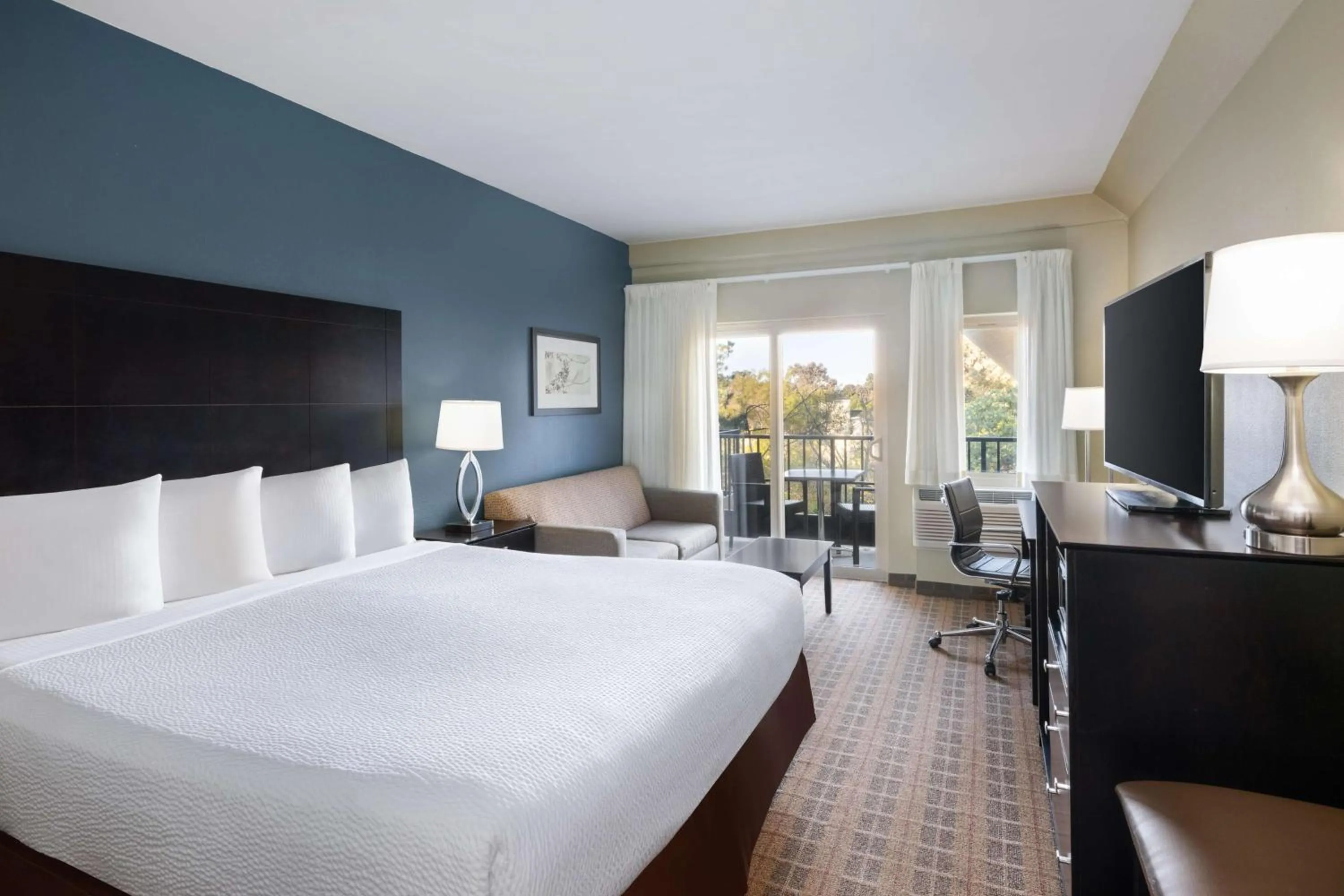 Bedroom, Bed in La Cuesta Inn, BW Signature Collection