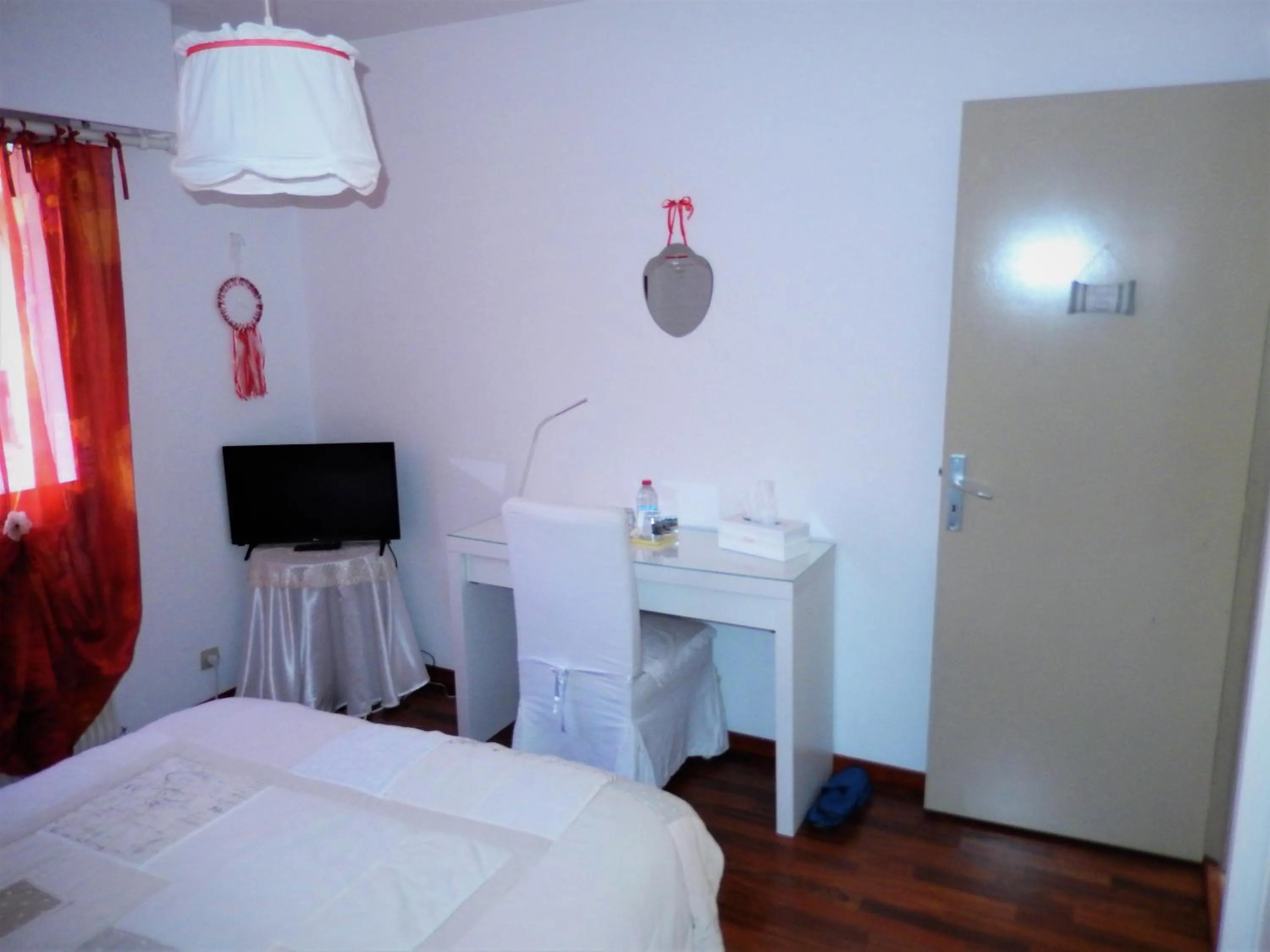 Photo of the whole room in Villa De Guénifey