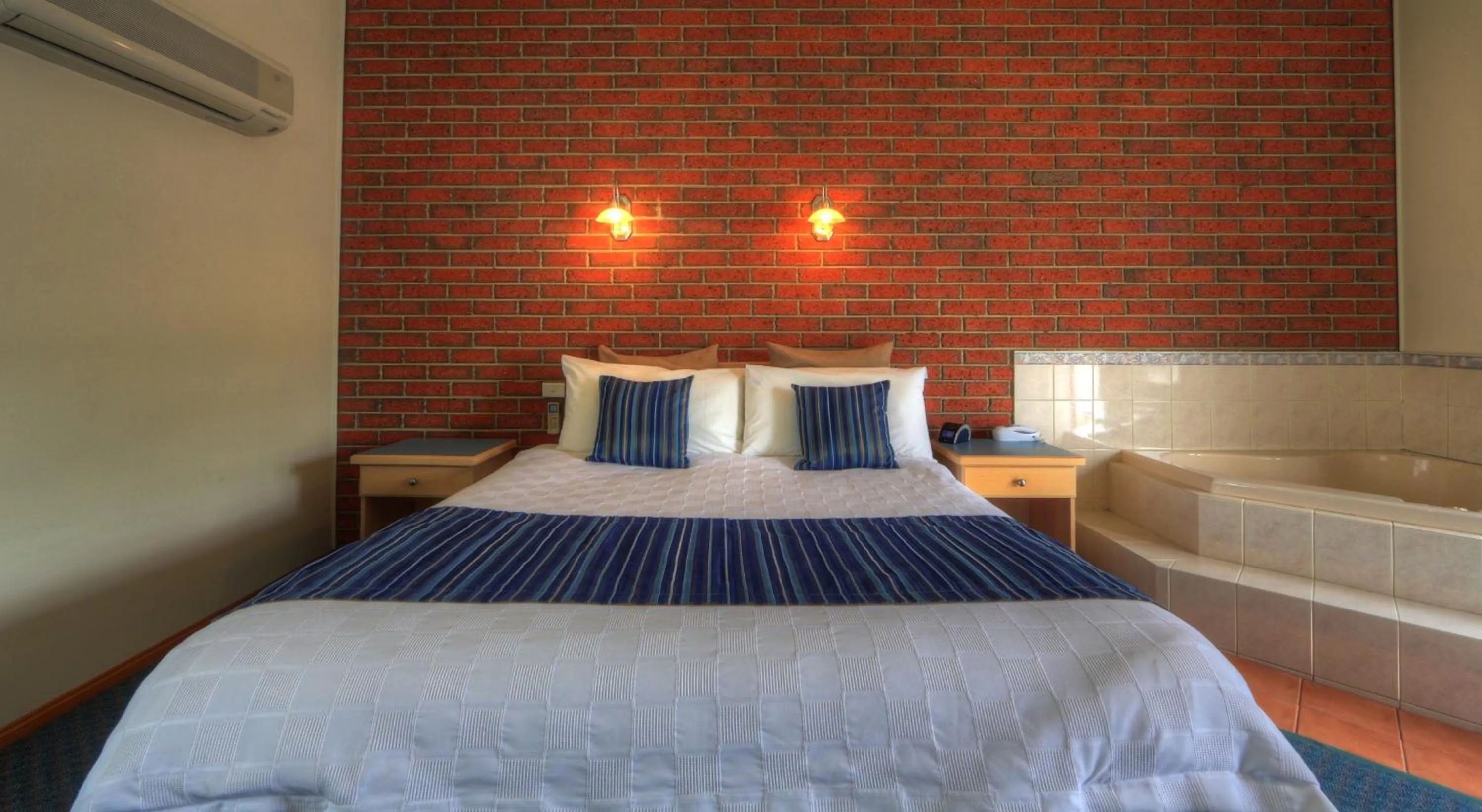 Bed in Bairnsdale Tanjil Motor Inn