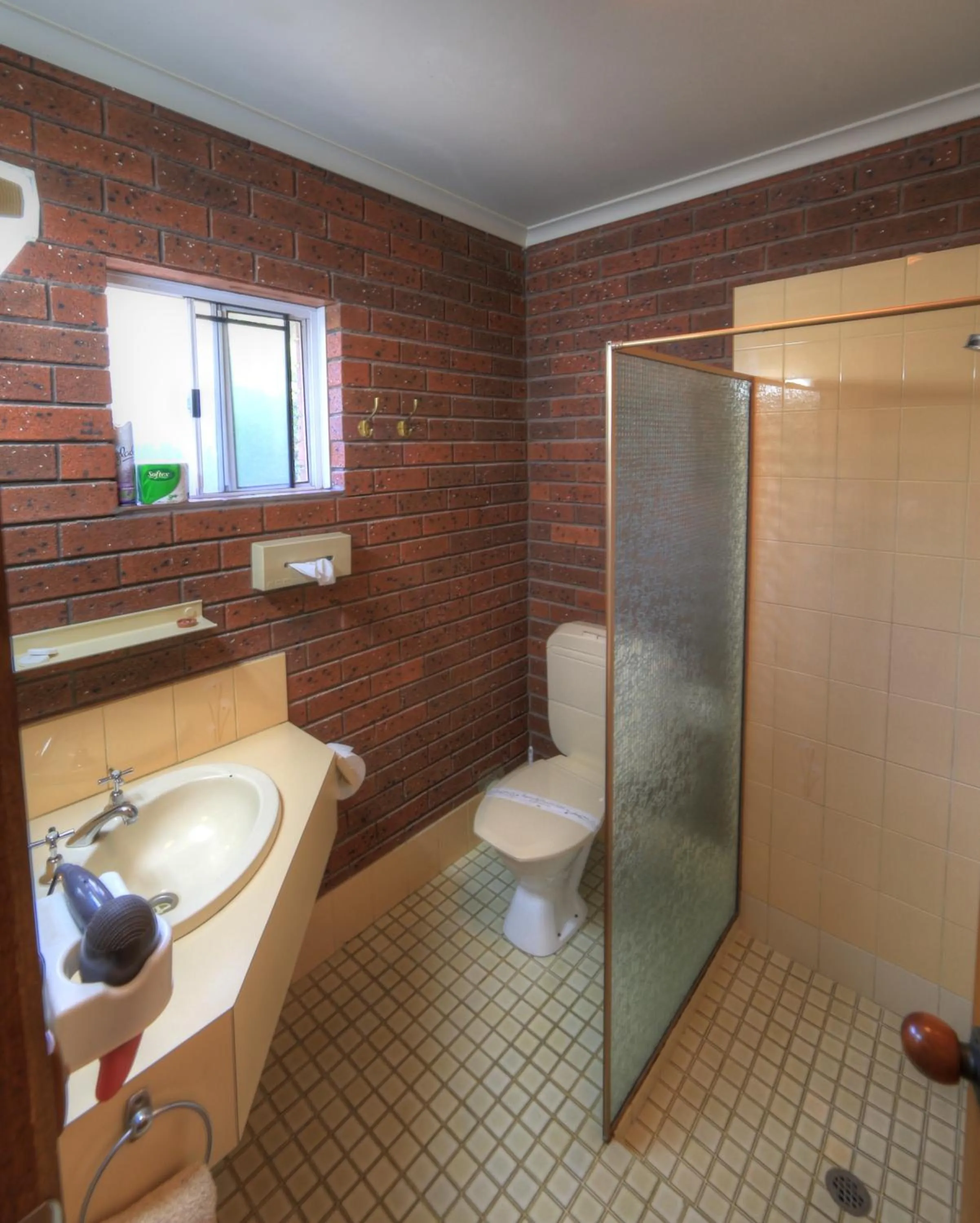 Bathroom in Bairnsdale Tanjil Motor Inn