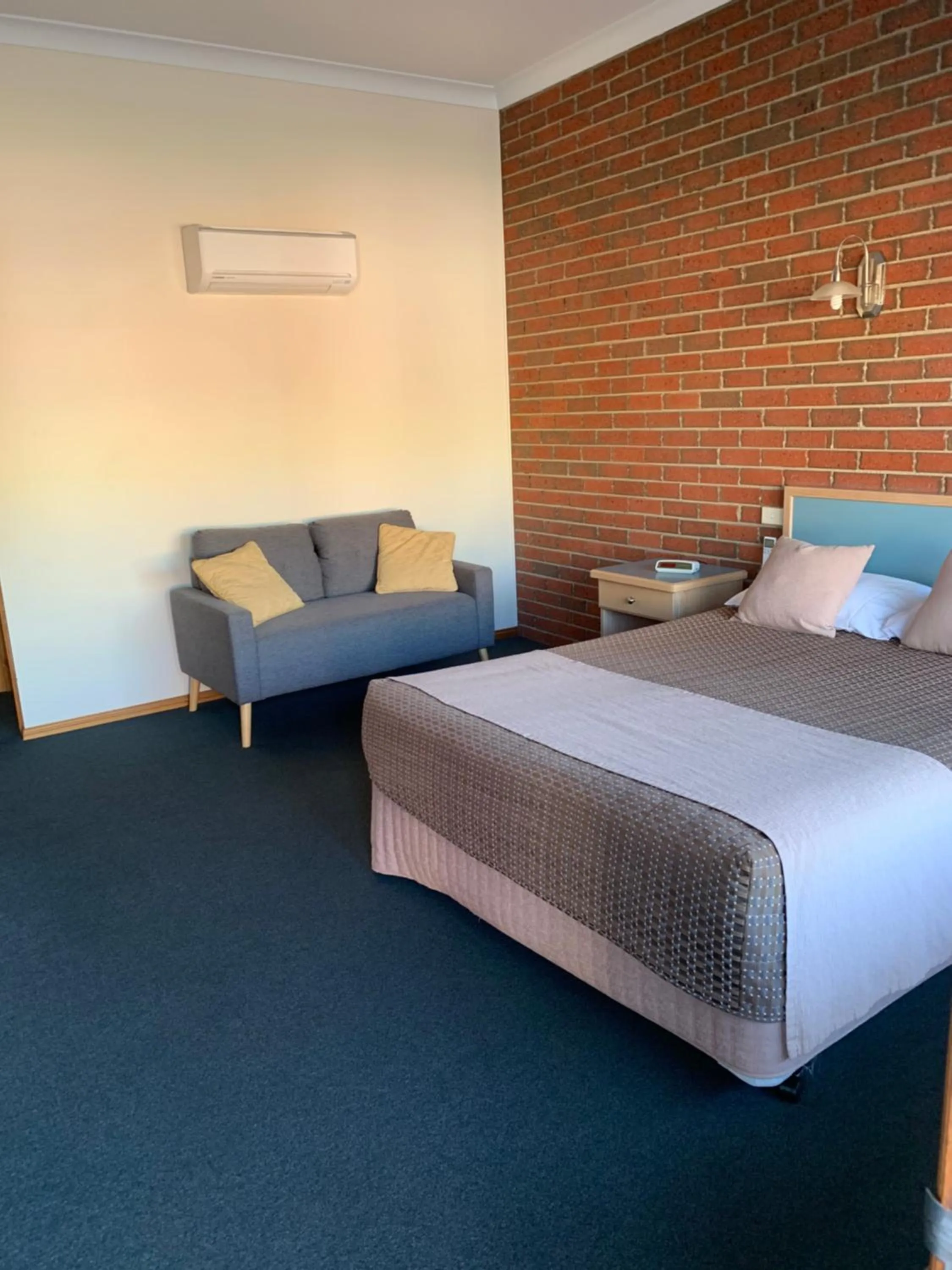 Bed in Bairnsdale Tanjil Motor Inn