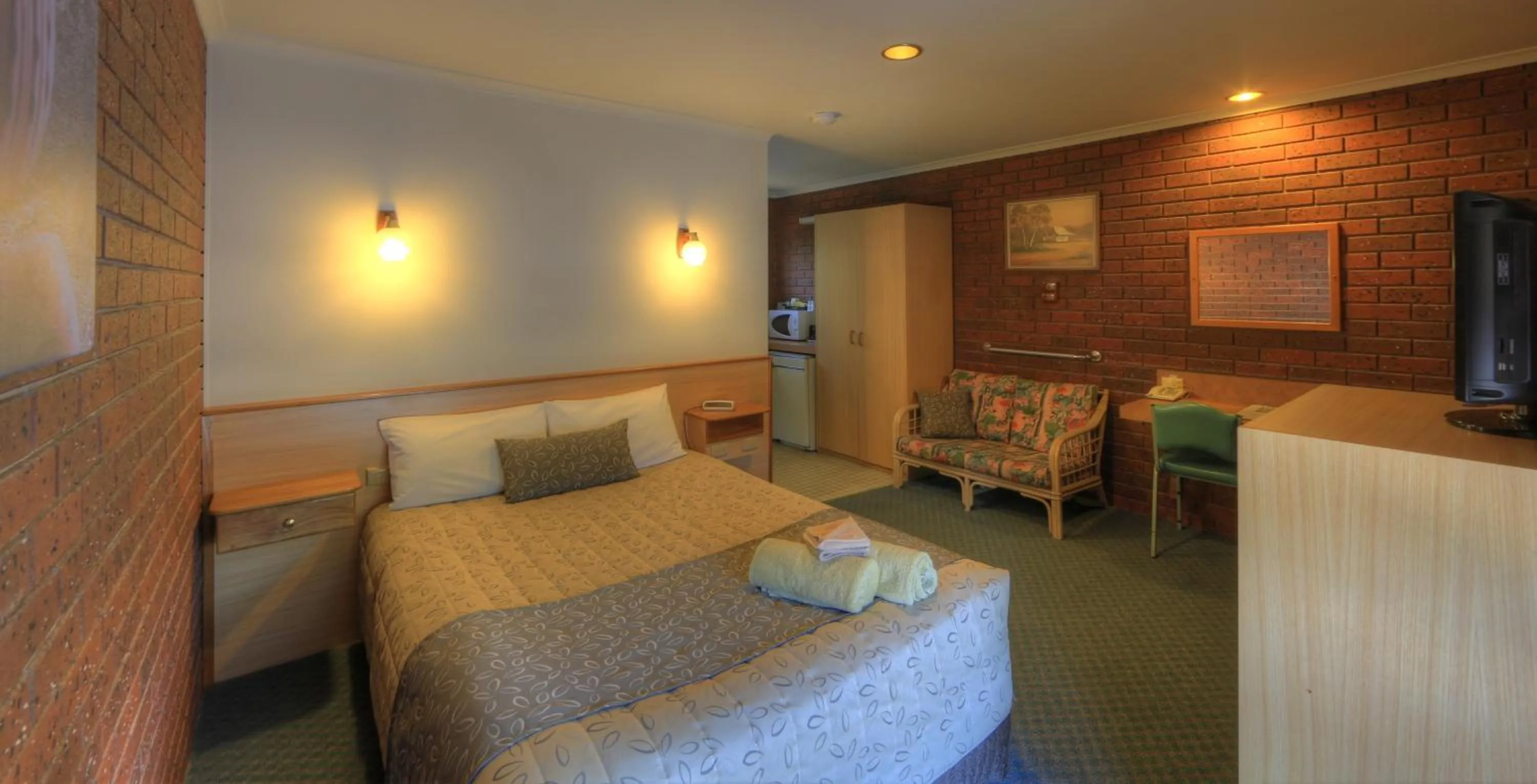 Bed in Bairnsdale Tanjil Motor Inn