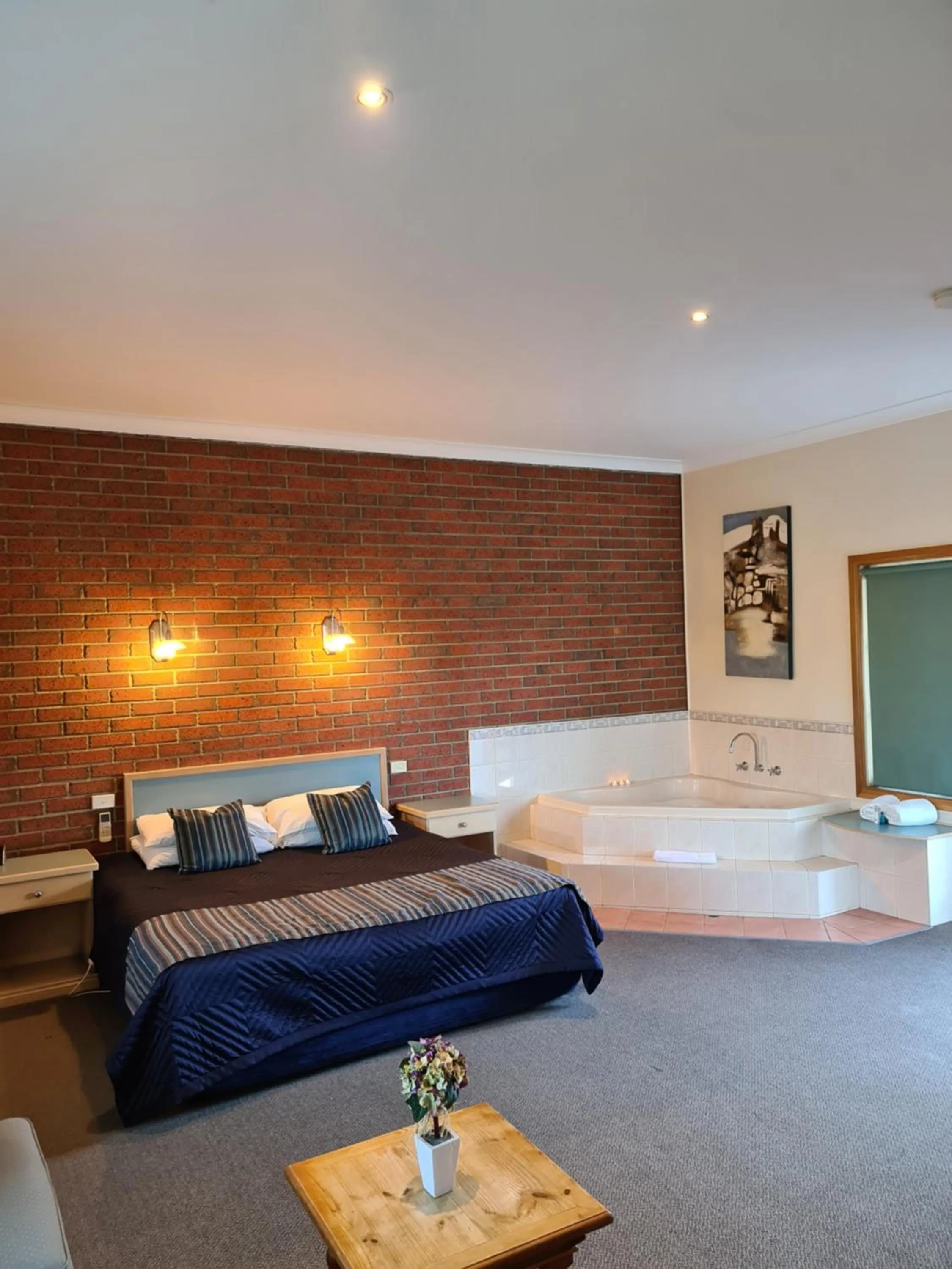 Bed in Bairnsdale Tanjil Motor Inn