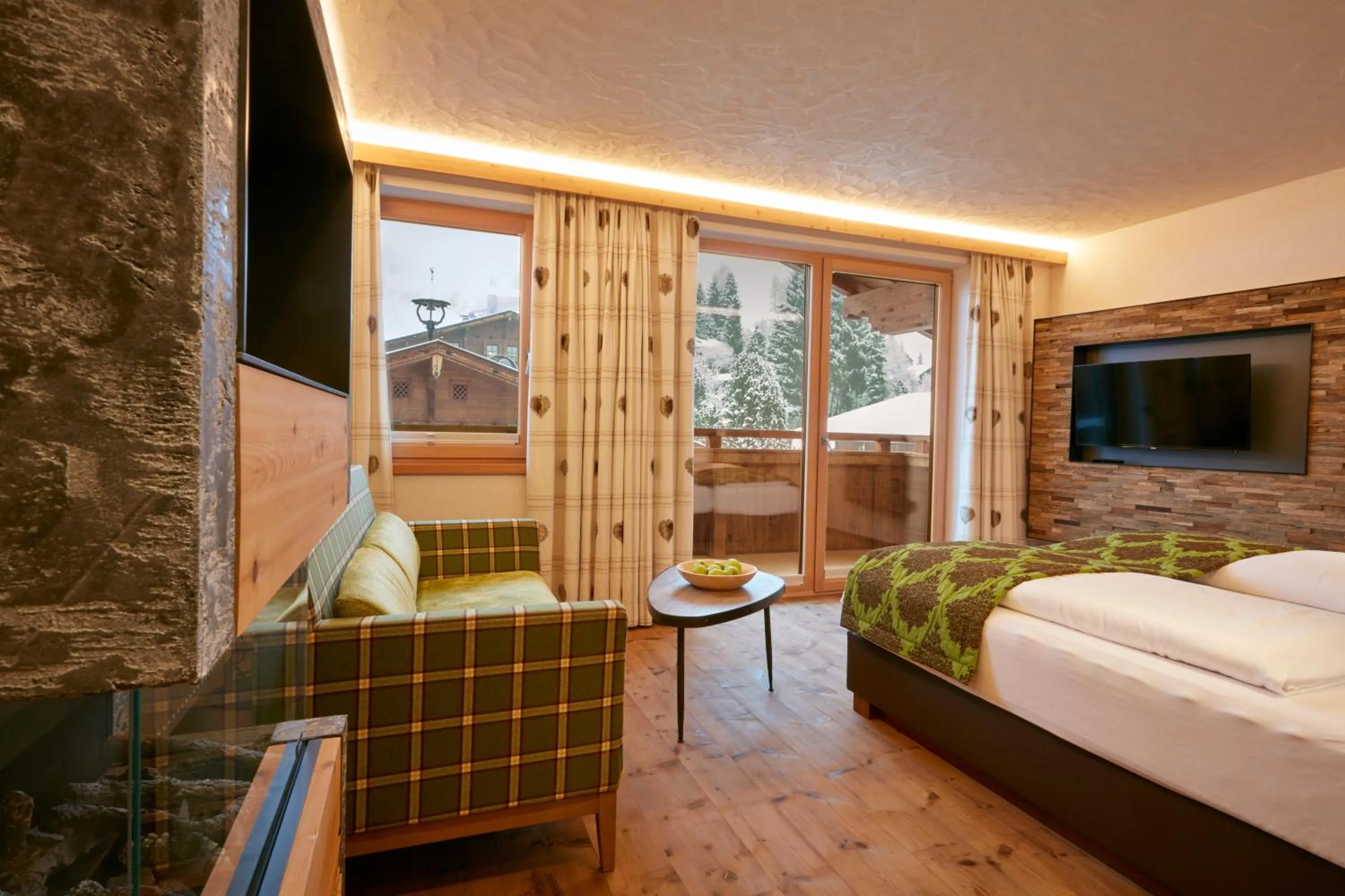 Balcony/Terrace, Bed in Alpbacherhof Mountain & Spa Resort