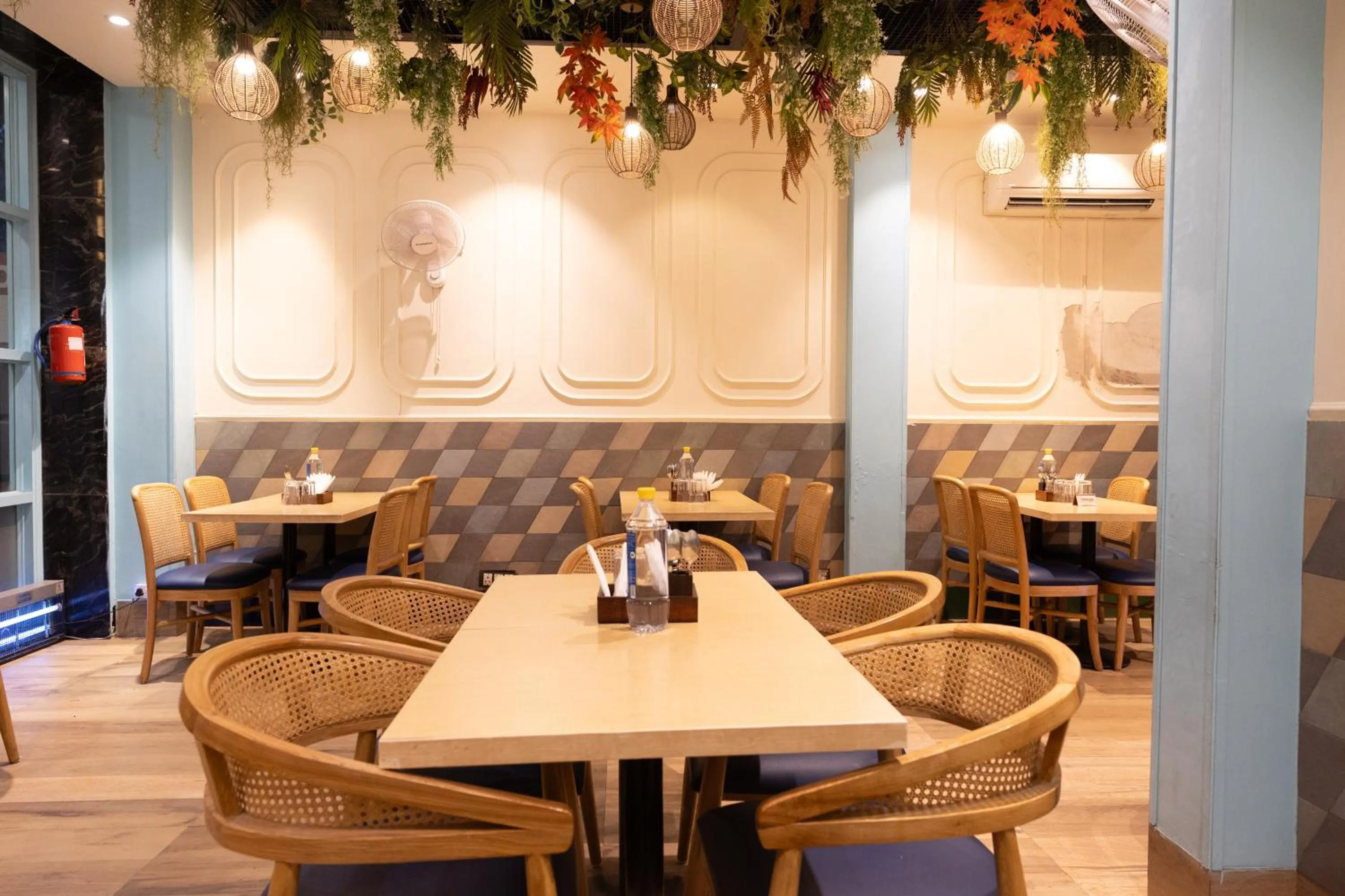 Restaurant/places to eat in Rupam Hotel