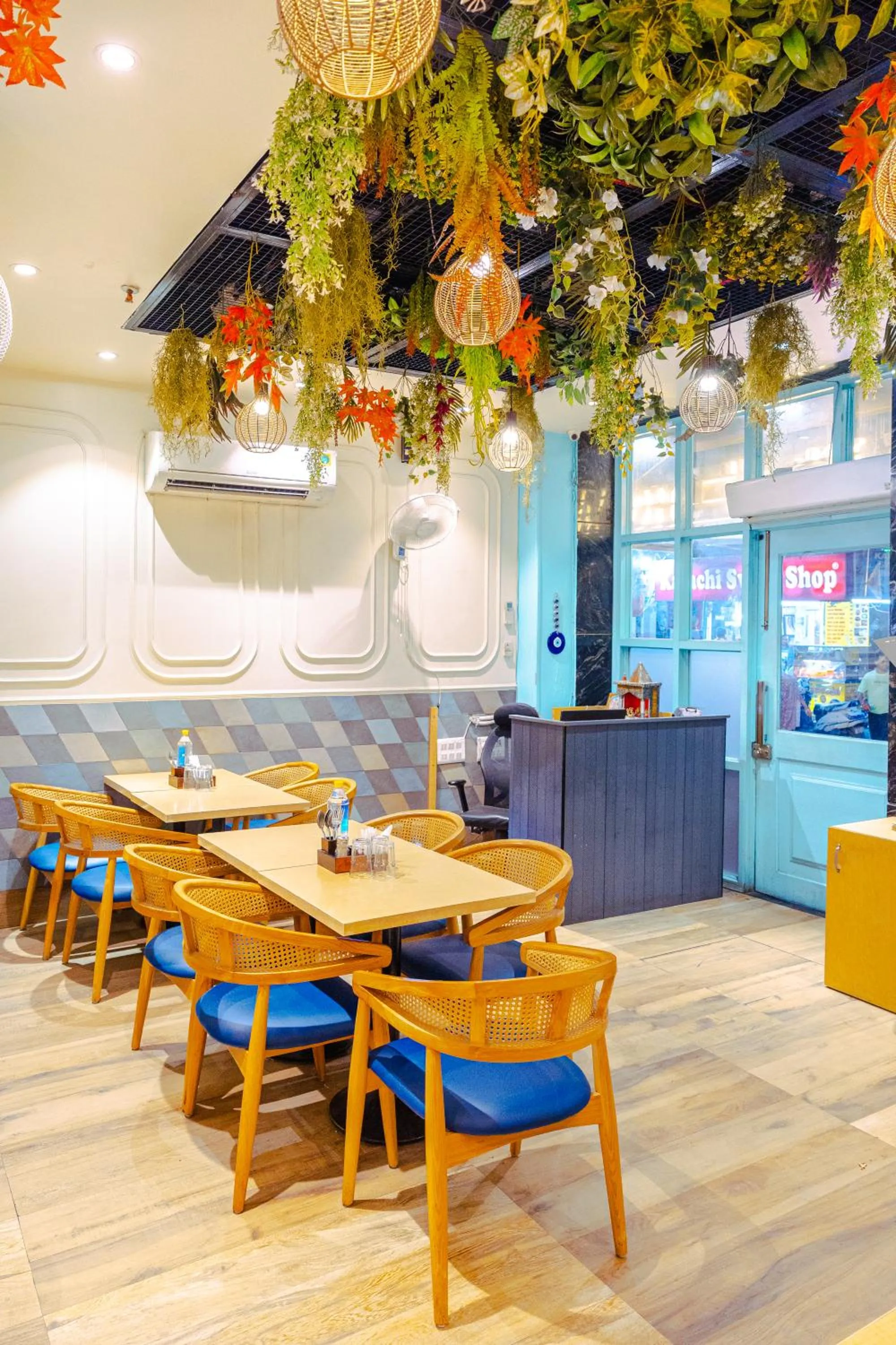 Restaurant/places to eat in Rupam Hotel