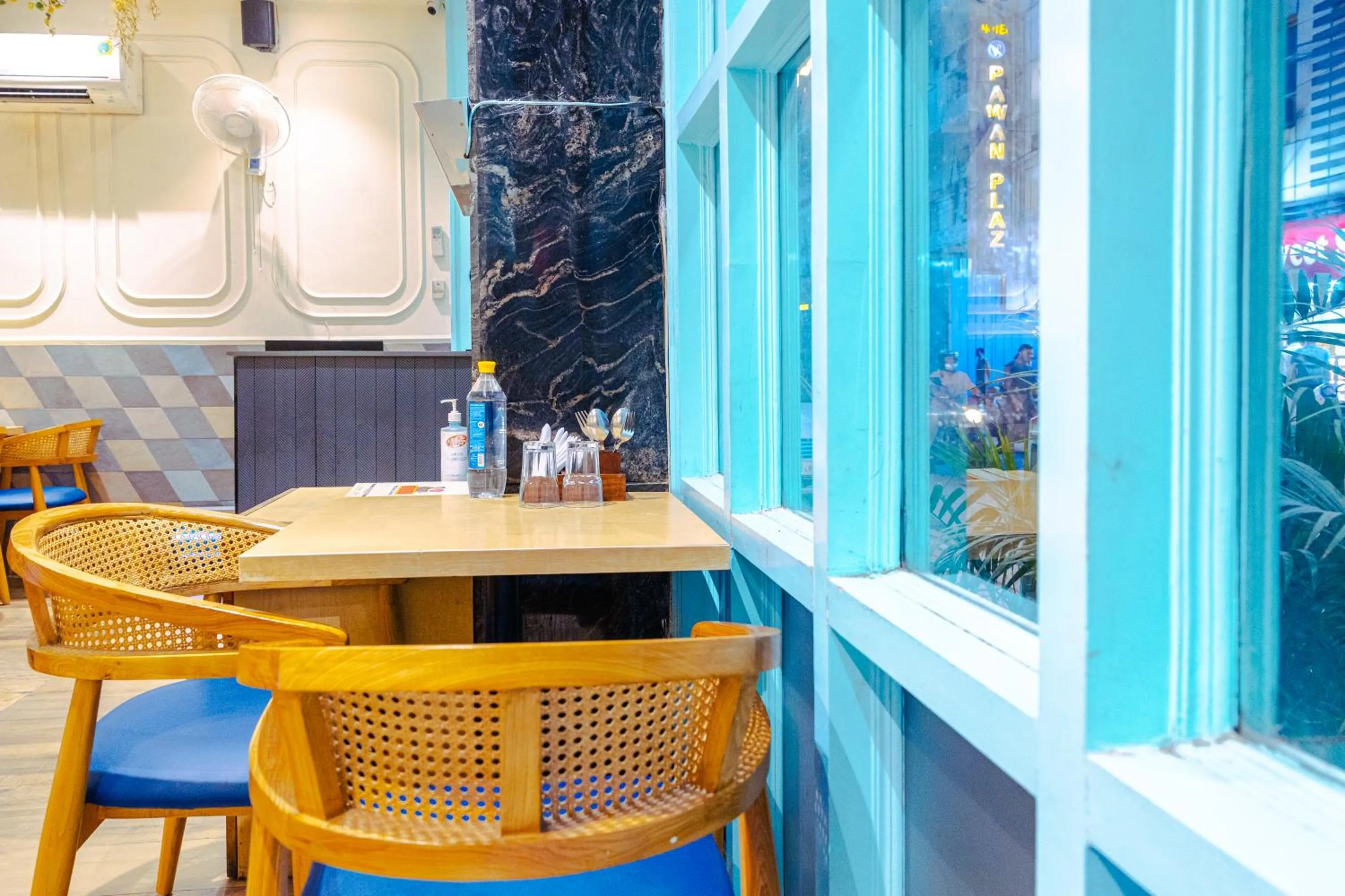 Restaurant/places to eat in Rupam Hotel