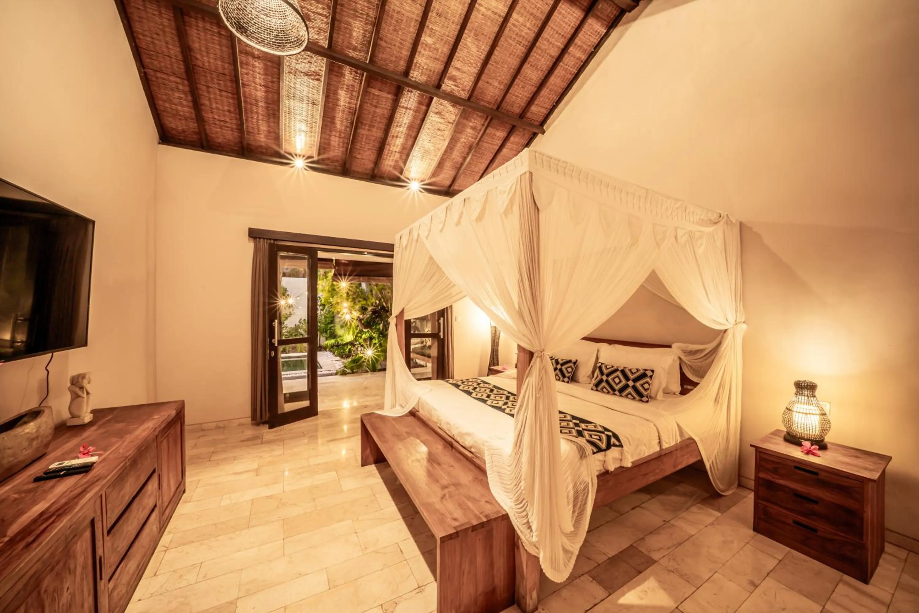 Bed in Villa Koala, 2Br Close to W, Potato Head and Shi Shi