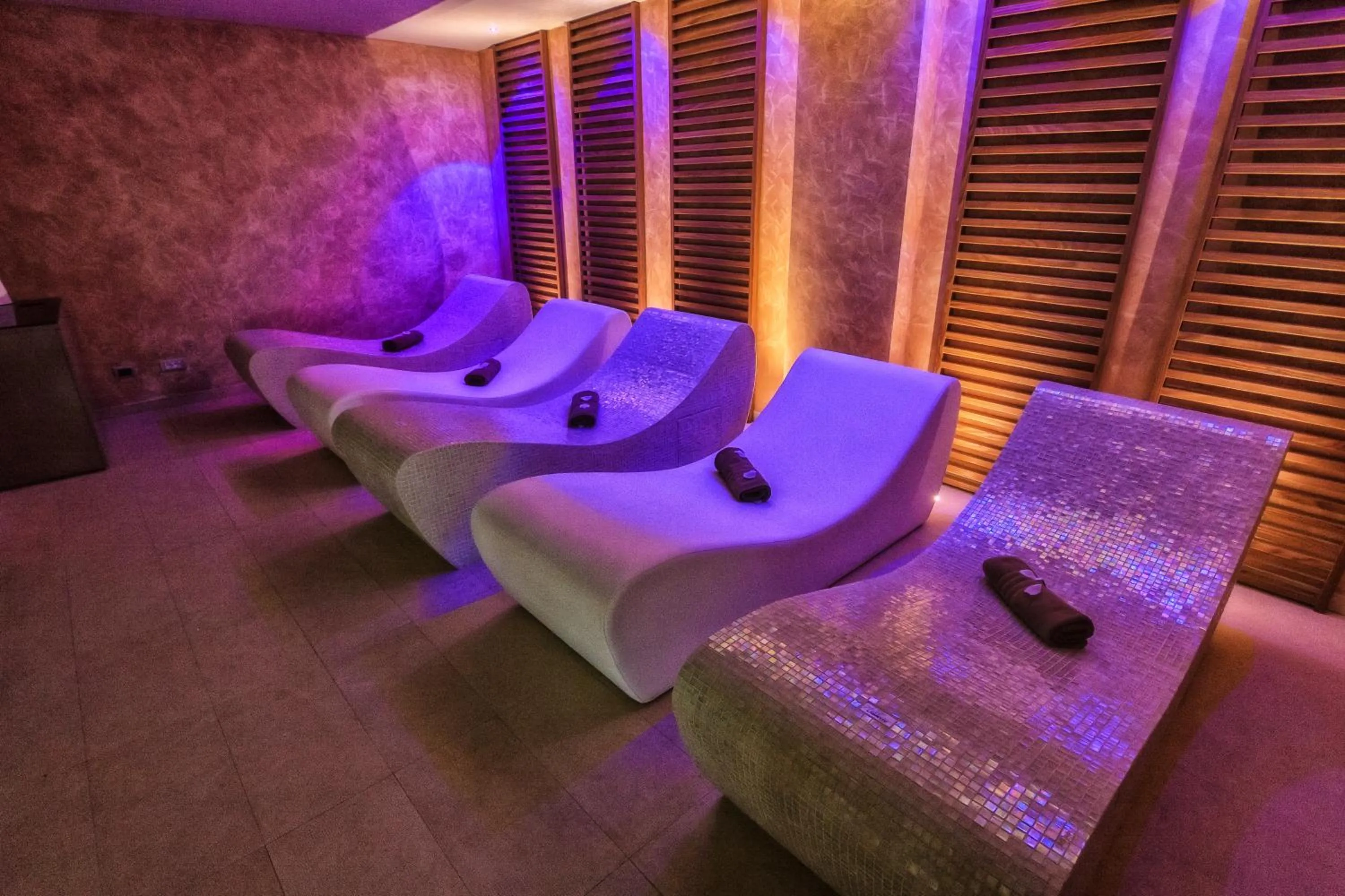 Spa and wellness centre/facilities in Hotel Roman by Dumbrava Business Resort