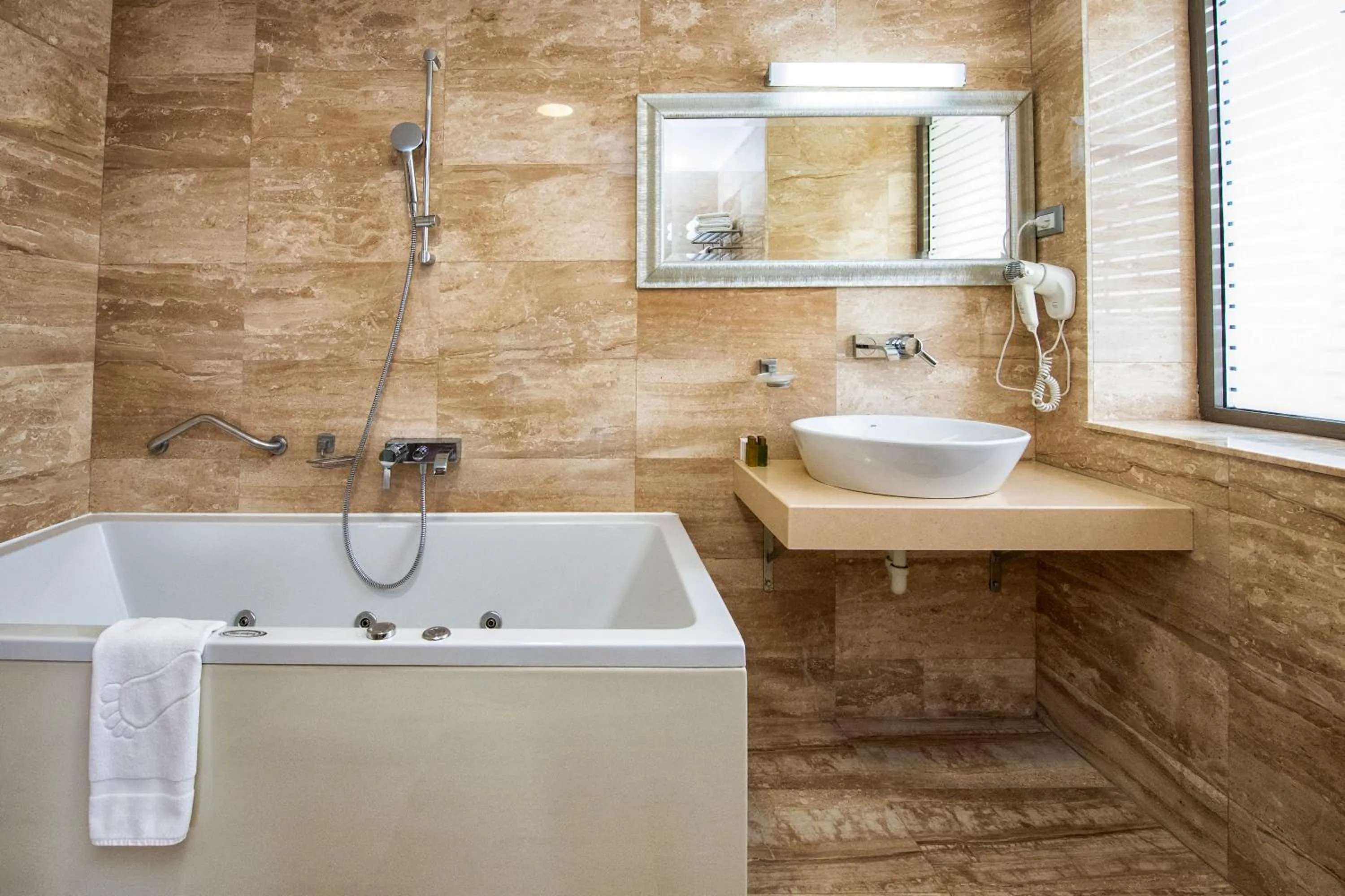 Bathroom in Hotel Roman by Dumbrava Business Resort