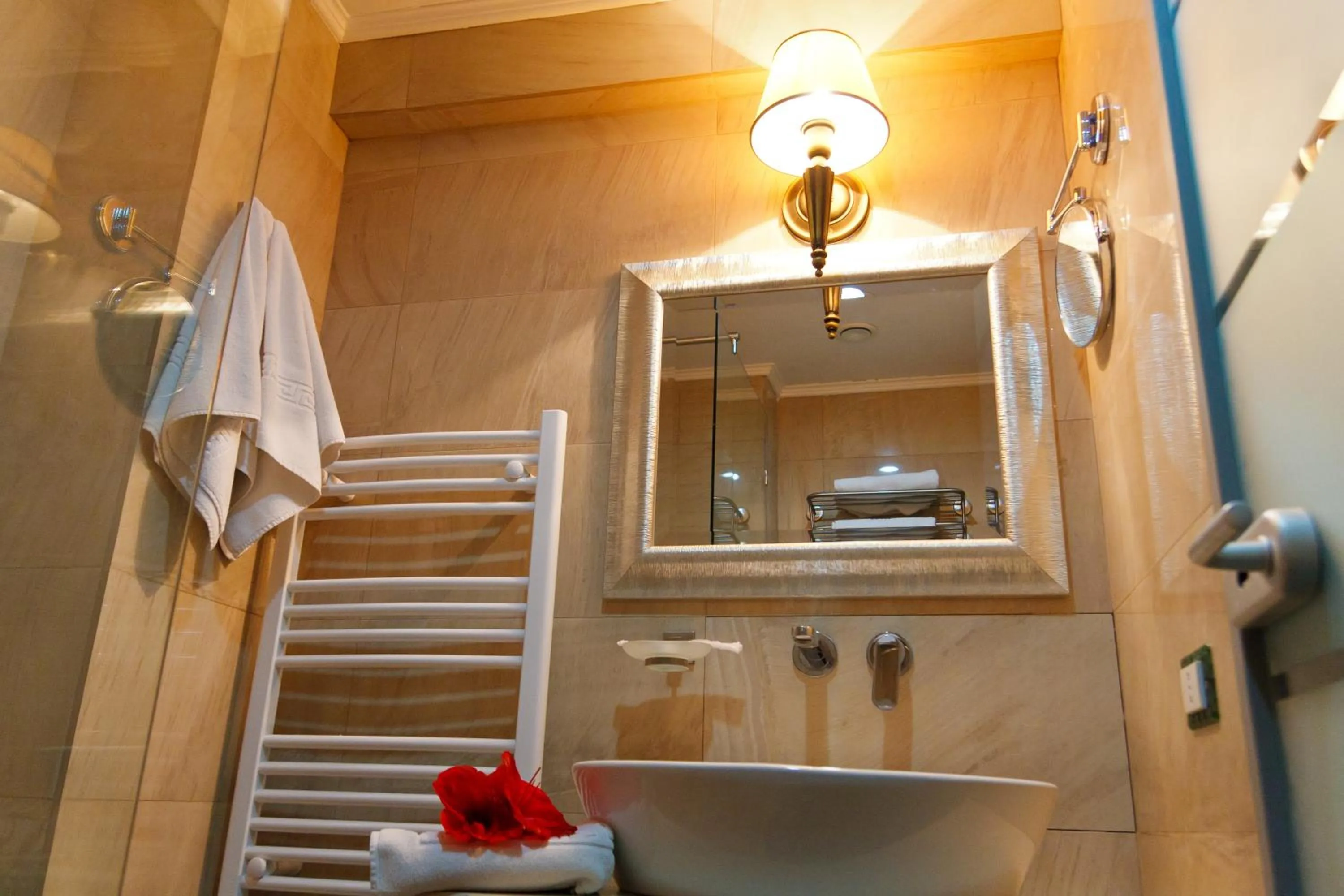 Bathroom in Hotel Roman by Dumbrava Business Resort
