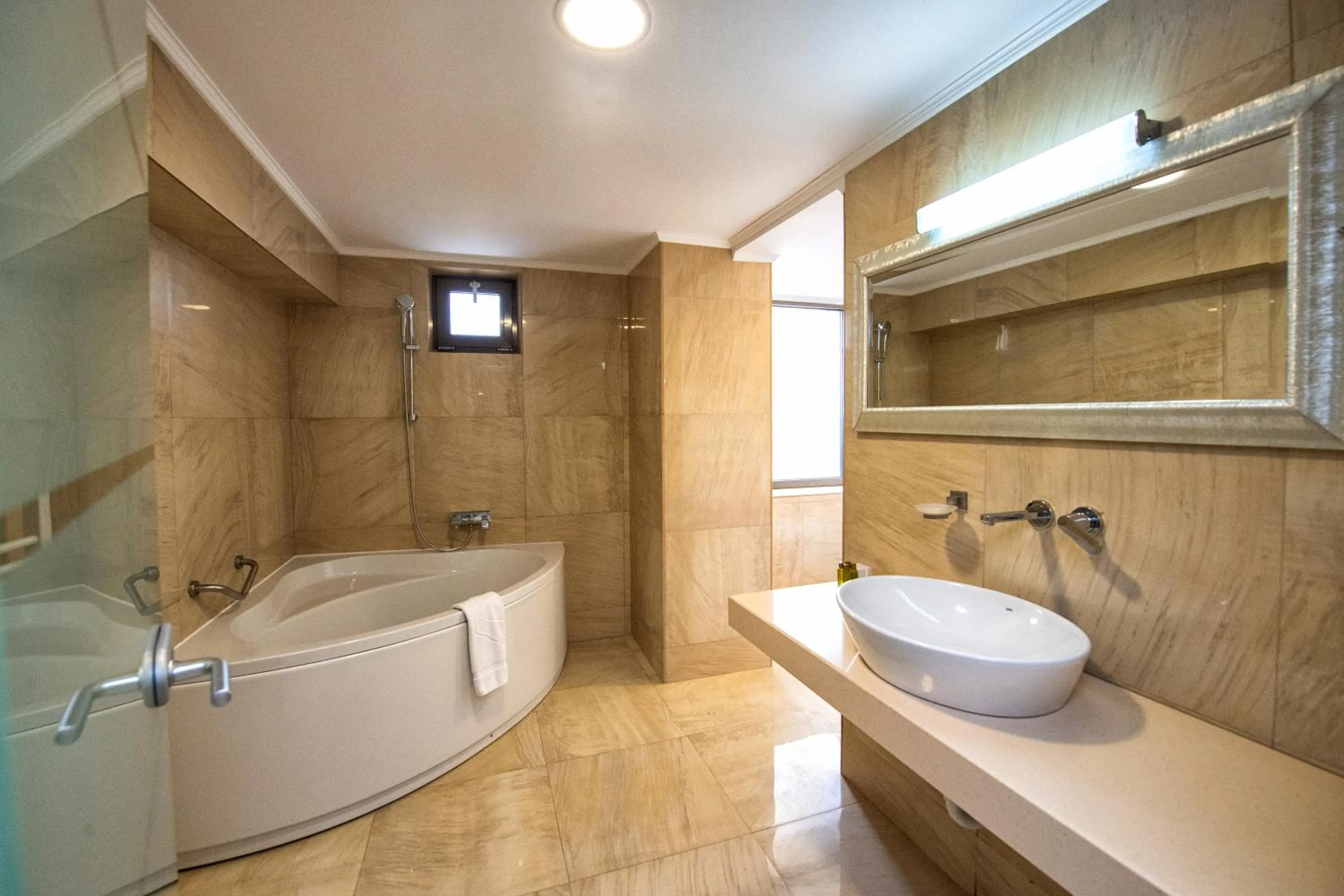 Bathroom in Hotel Roman by Dumbrava Business Resort