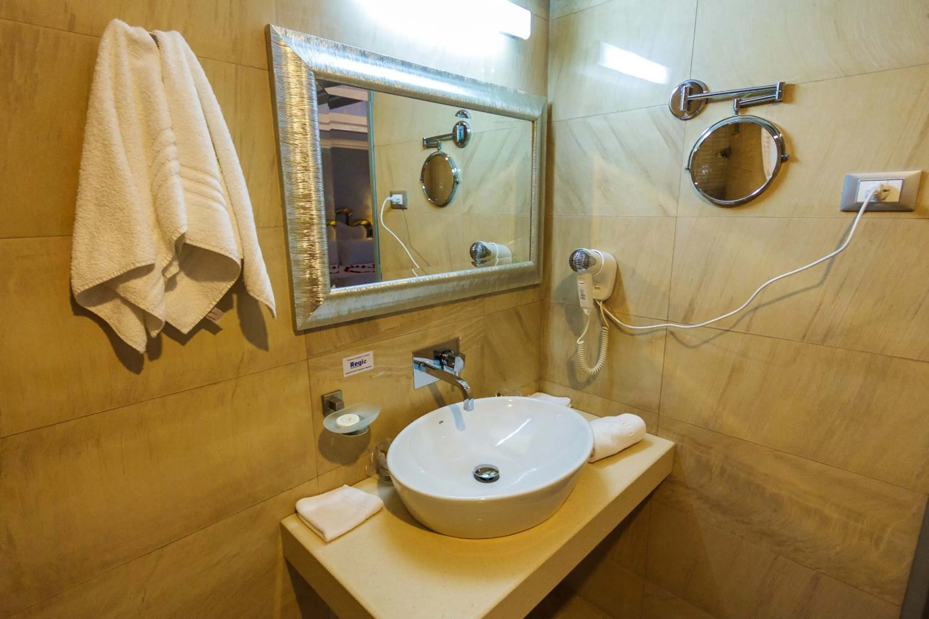 Bathroom in Hotel Roman by Dumbrava Business Resort