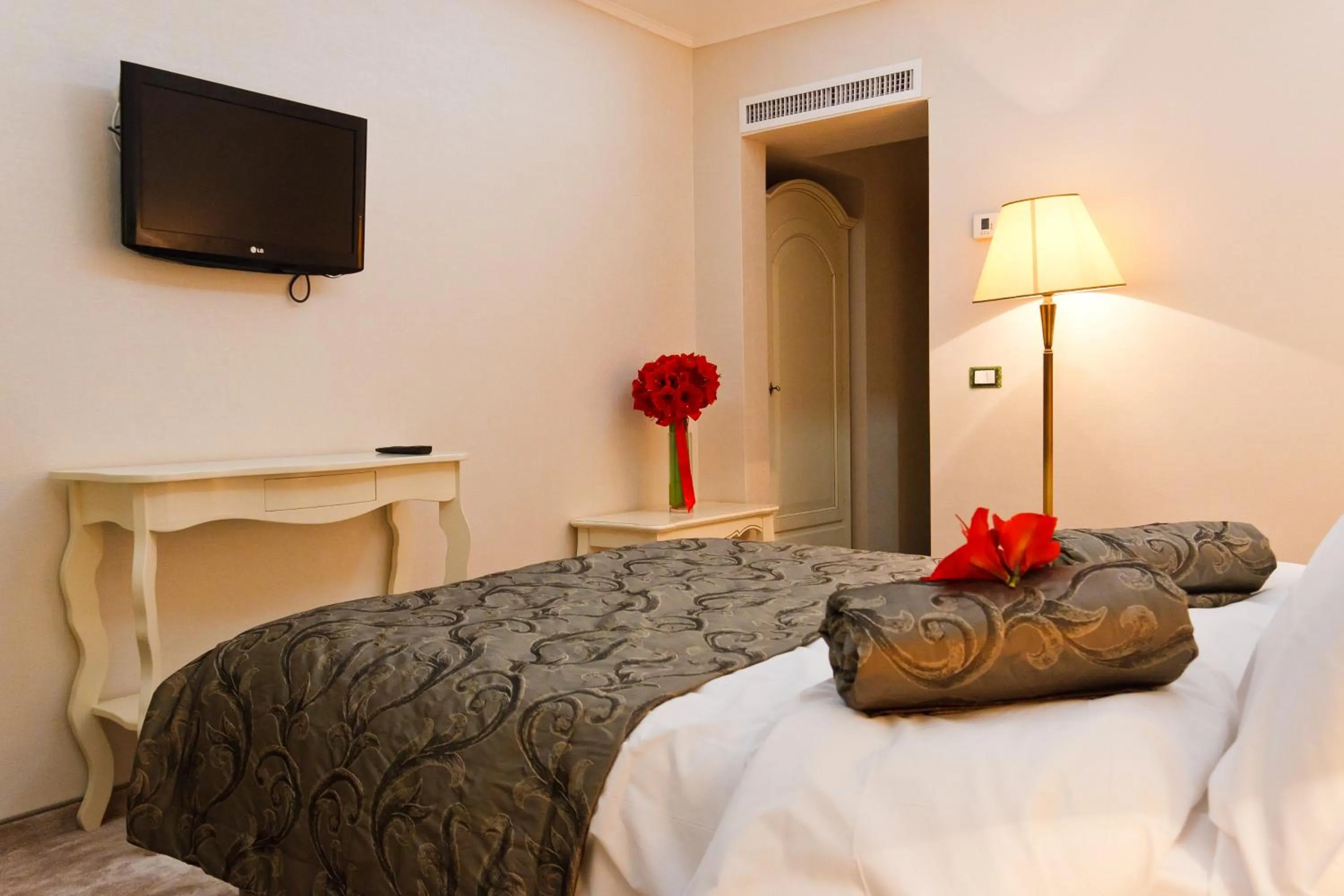 Photo of the whole room, Bed in Hotel Roman by Dumbrava Business Resort