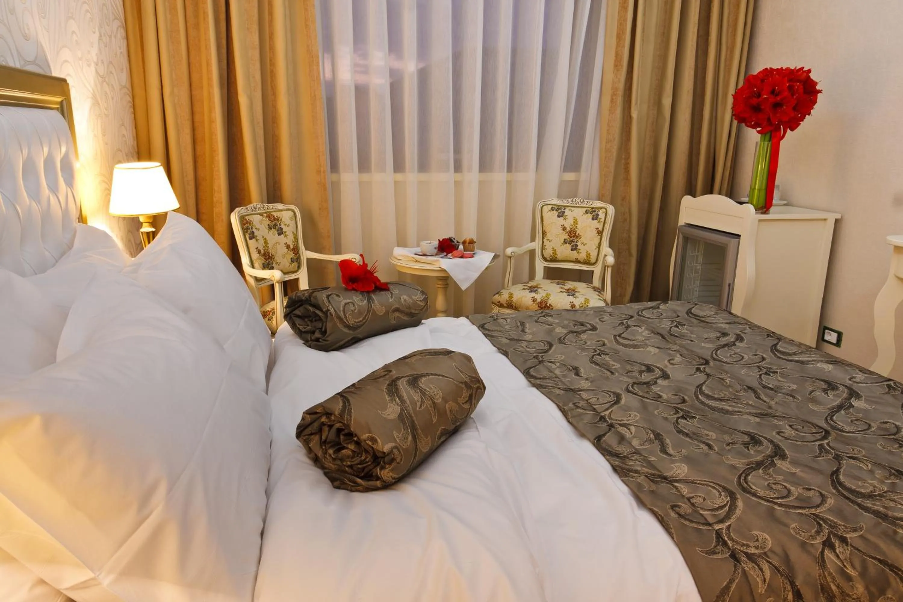 Bed in Hotel Roman by Dumbrava Business Resort
