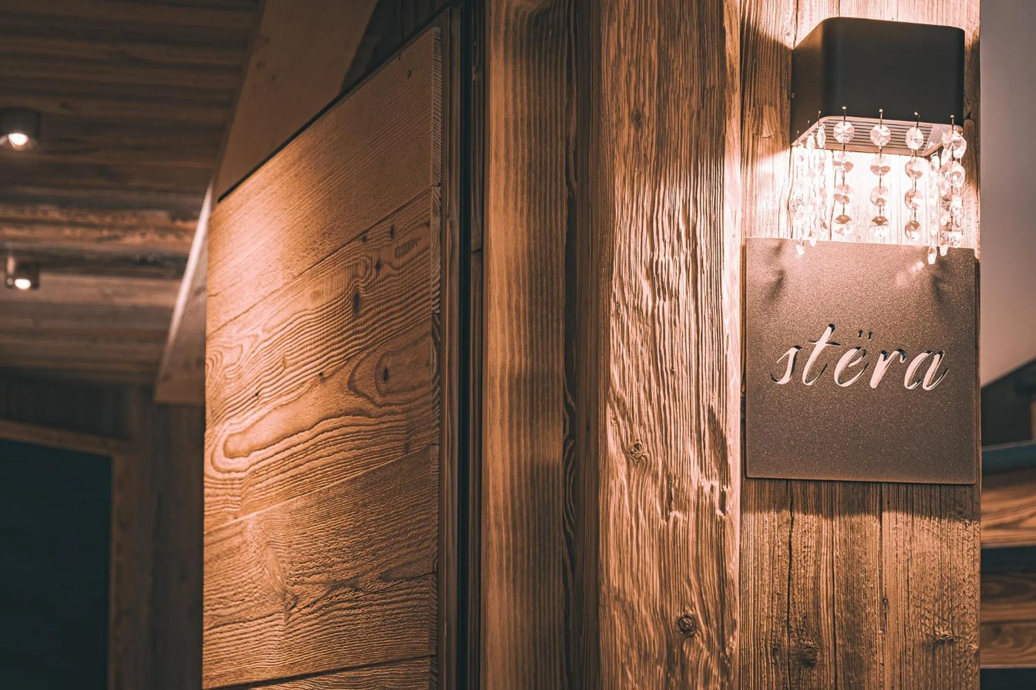 Text overlay in Alpine Refuge Villa Adler