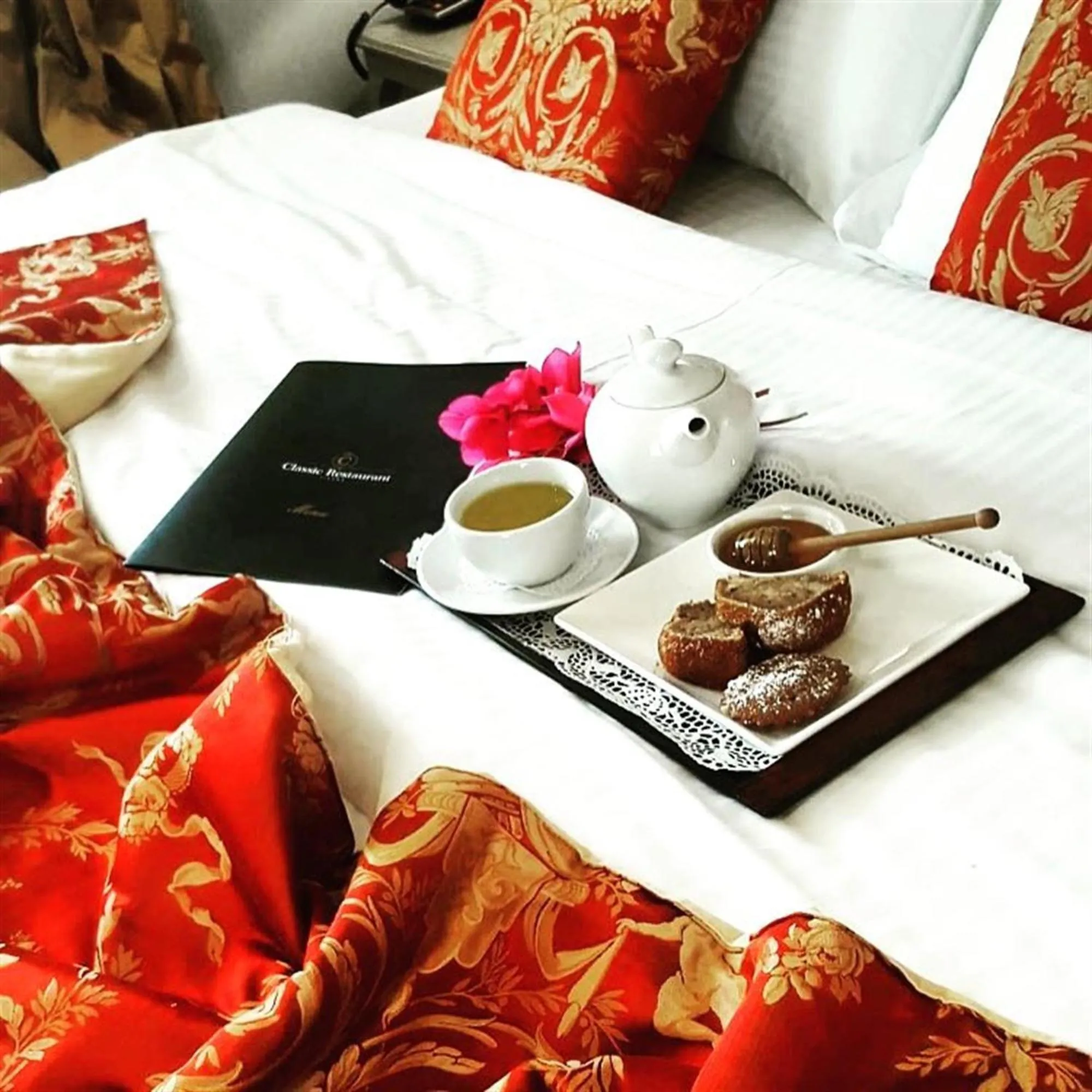 Coffee/tea facilities, Bed in Classic Hotel