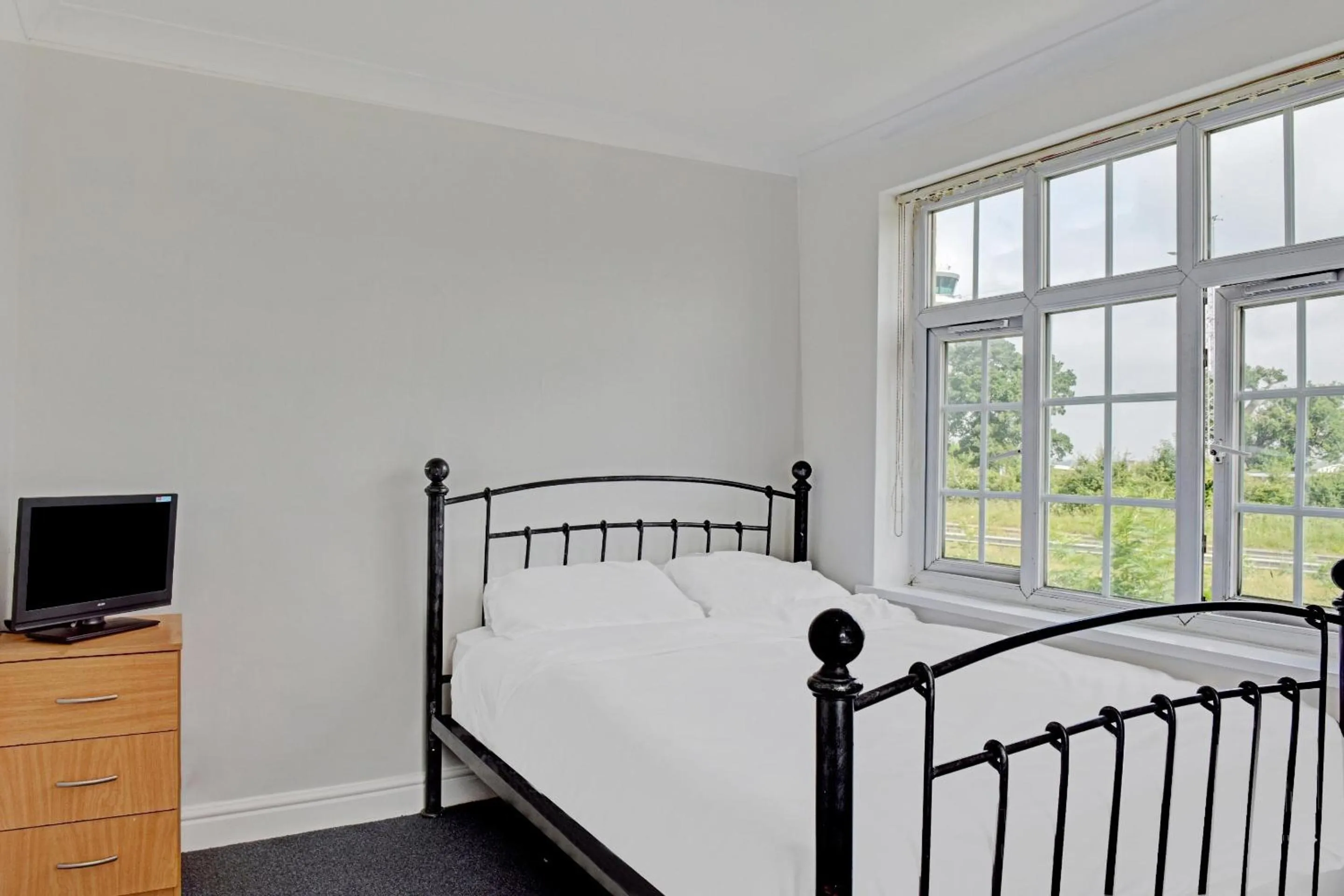 Bedroom, Bed in The Gables Hotel, Birmingham Airport