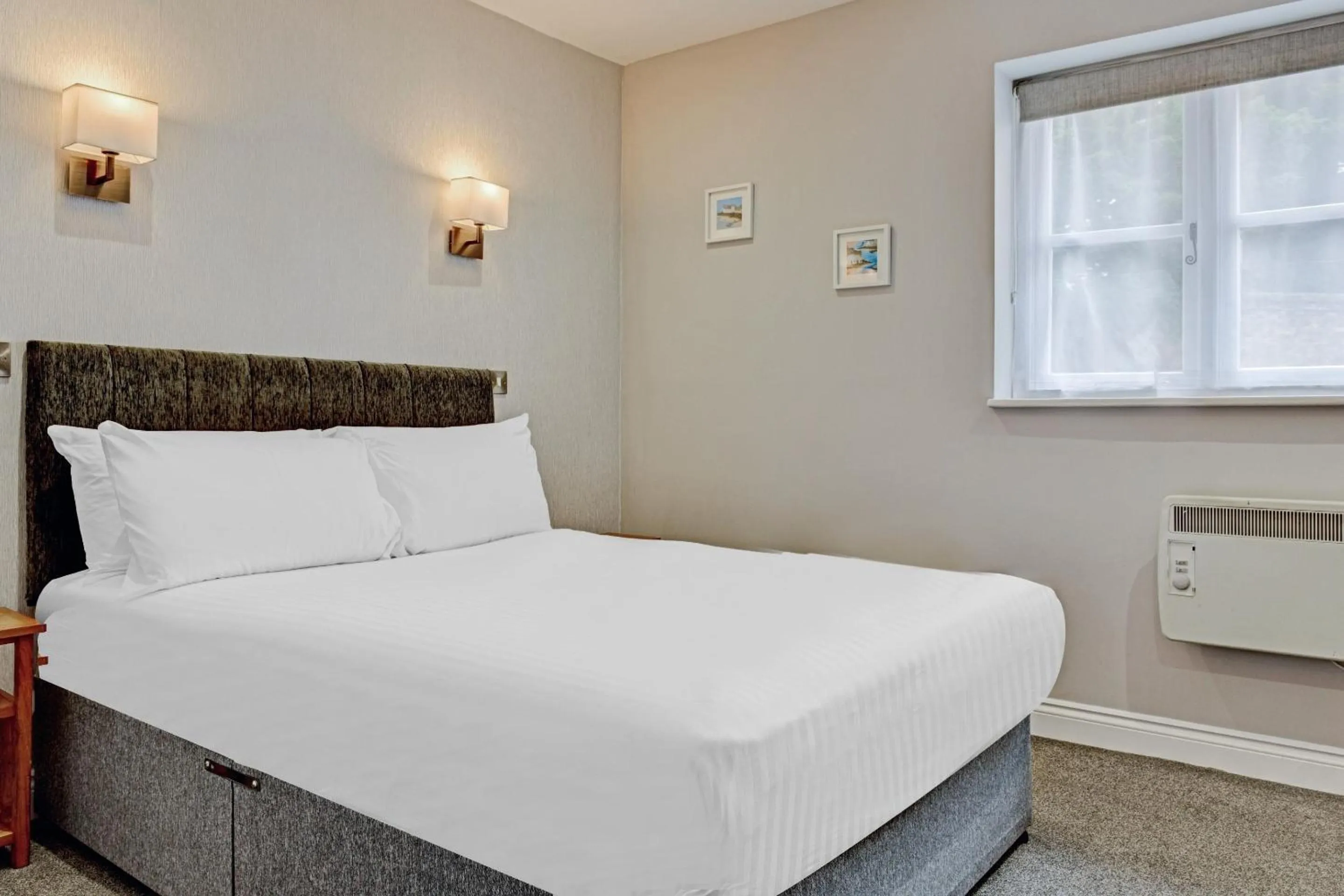 Bedroom, Bed in The Gables Hotel, Birmingham Airport