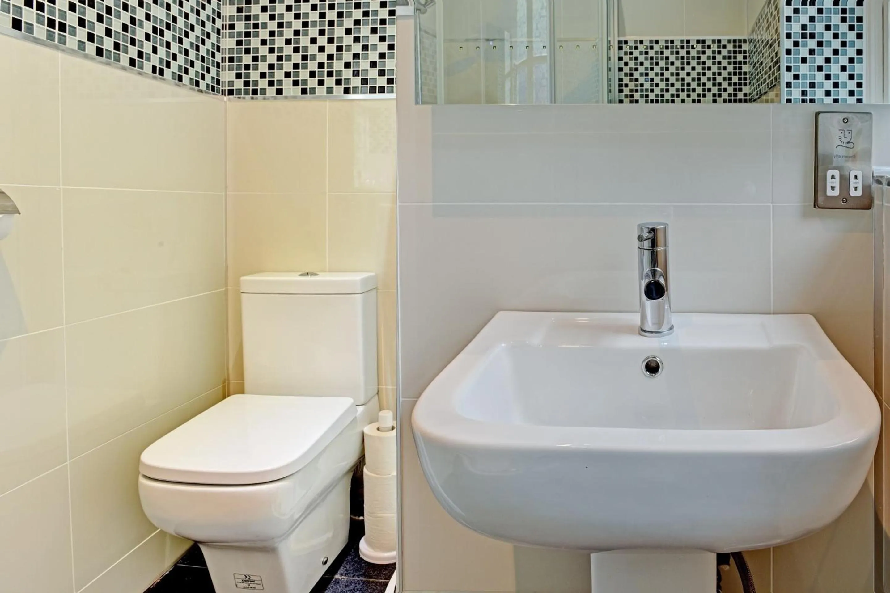 Bathroom in The Gables Hotel, Birmingham Airport