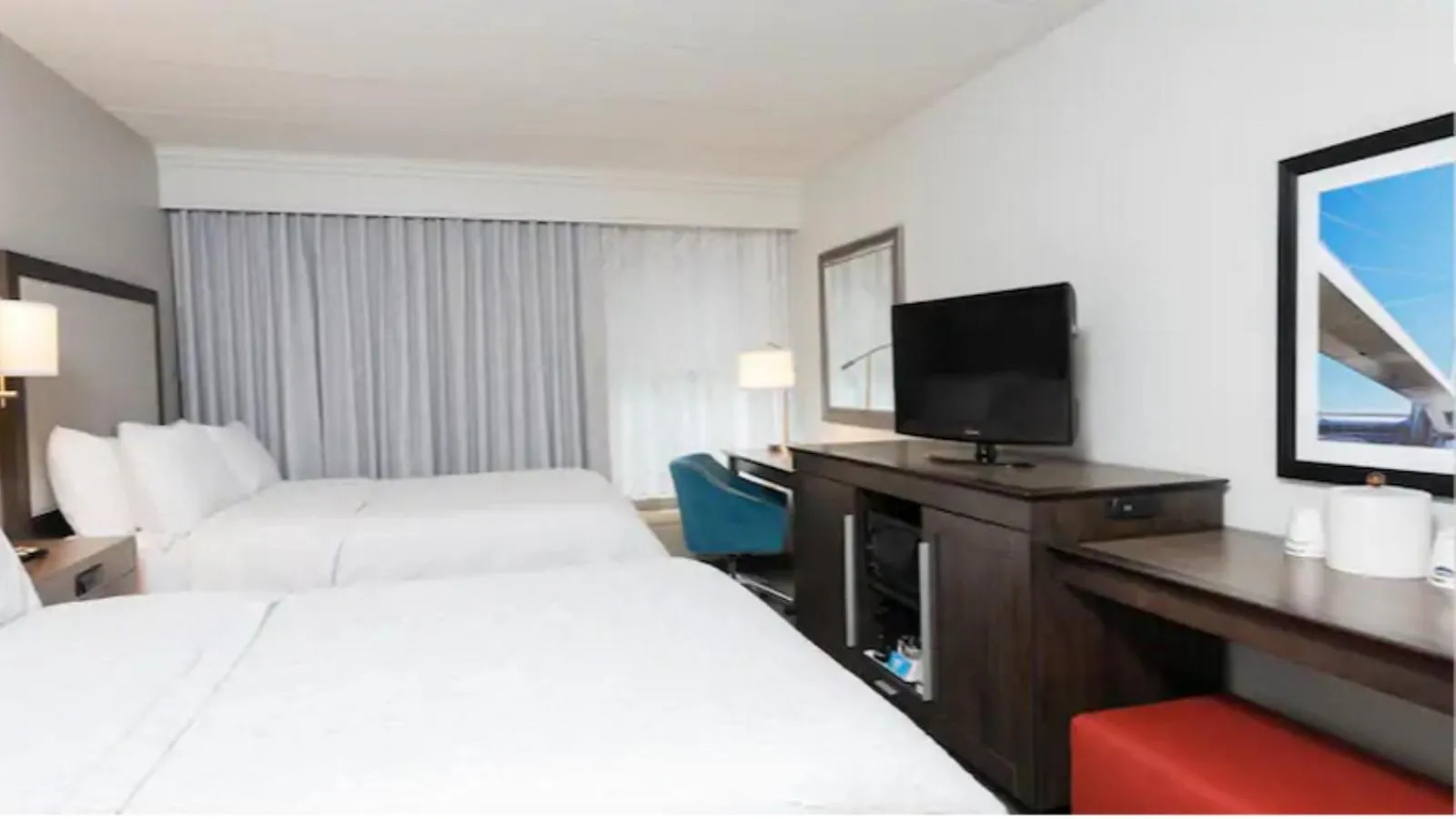 Bedroom, Bed in Hampton Inn Milwaukee Northwest