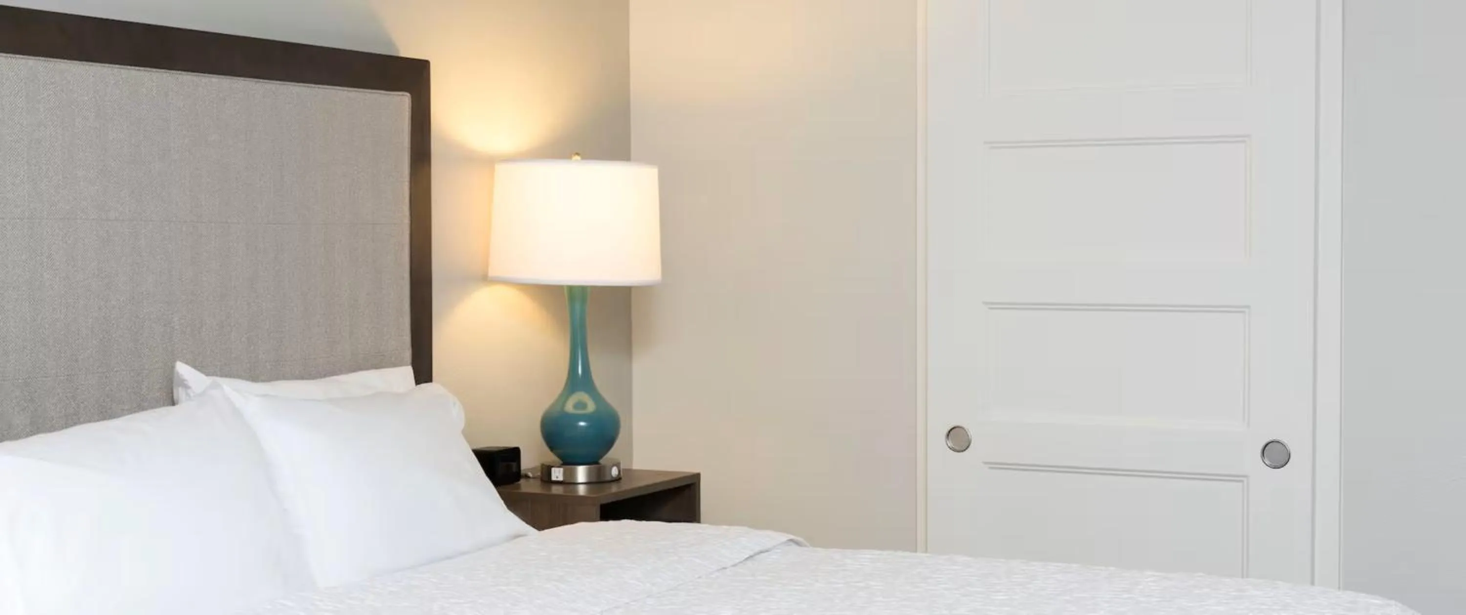 Bedroom, Bed in Hampton Inn Milwaukee Northwest