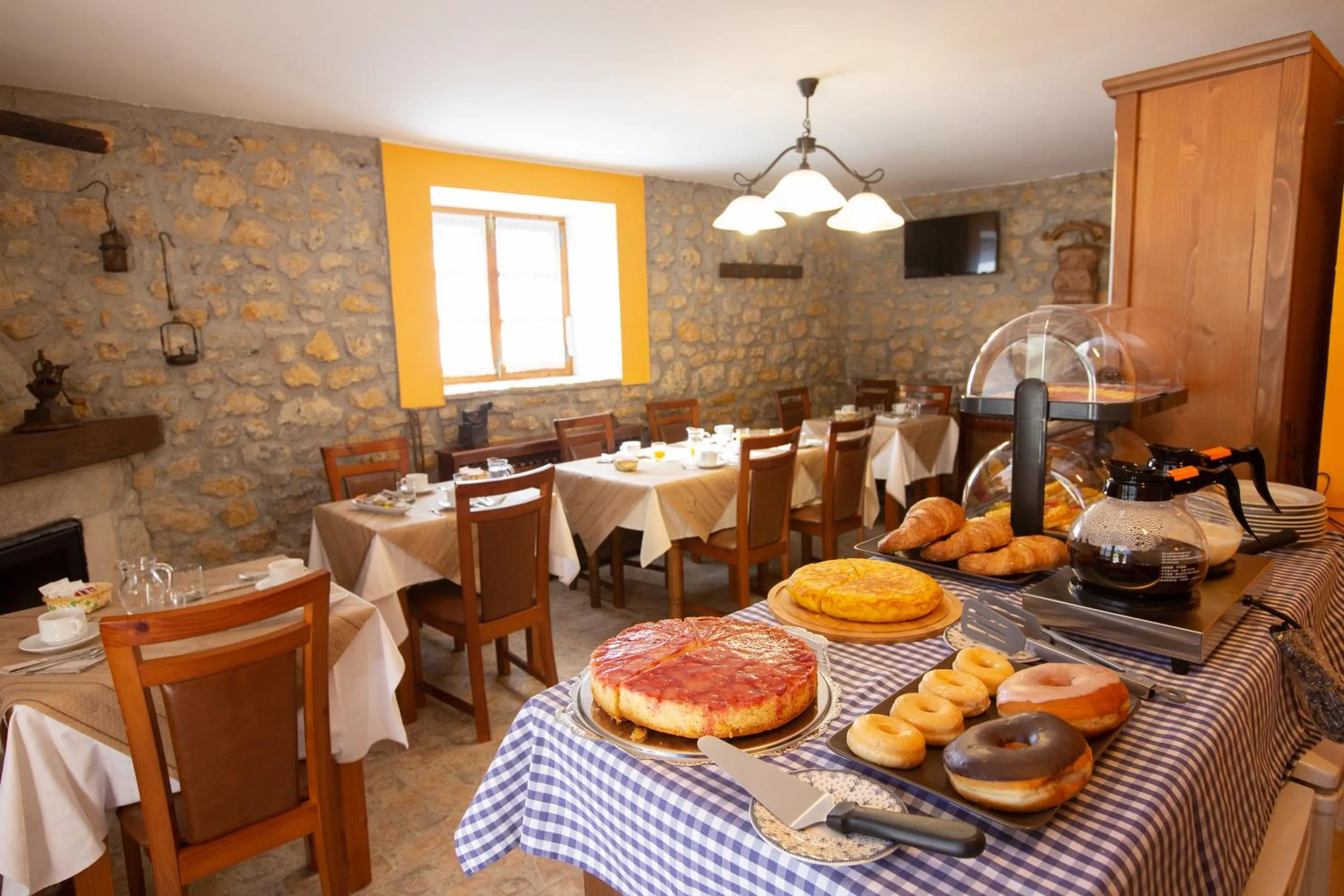Restaurant/places to eat in La Casona de Cardes