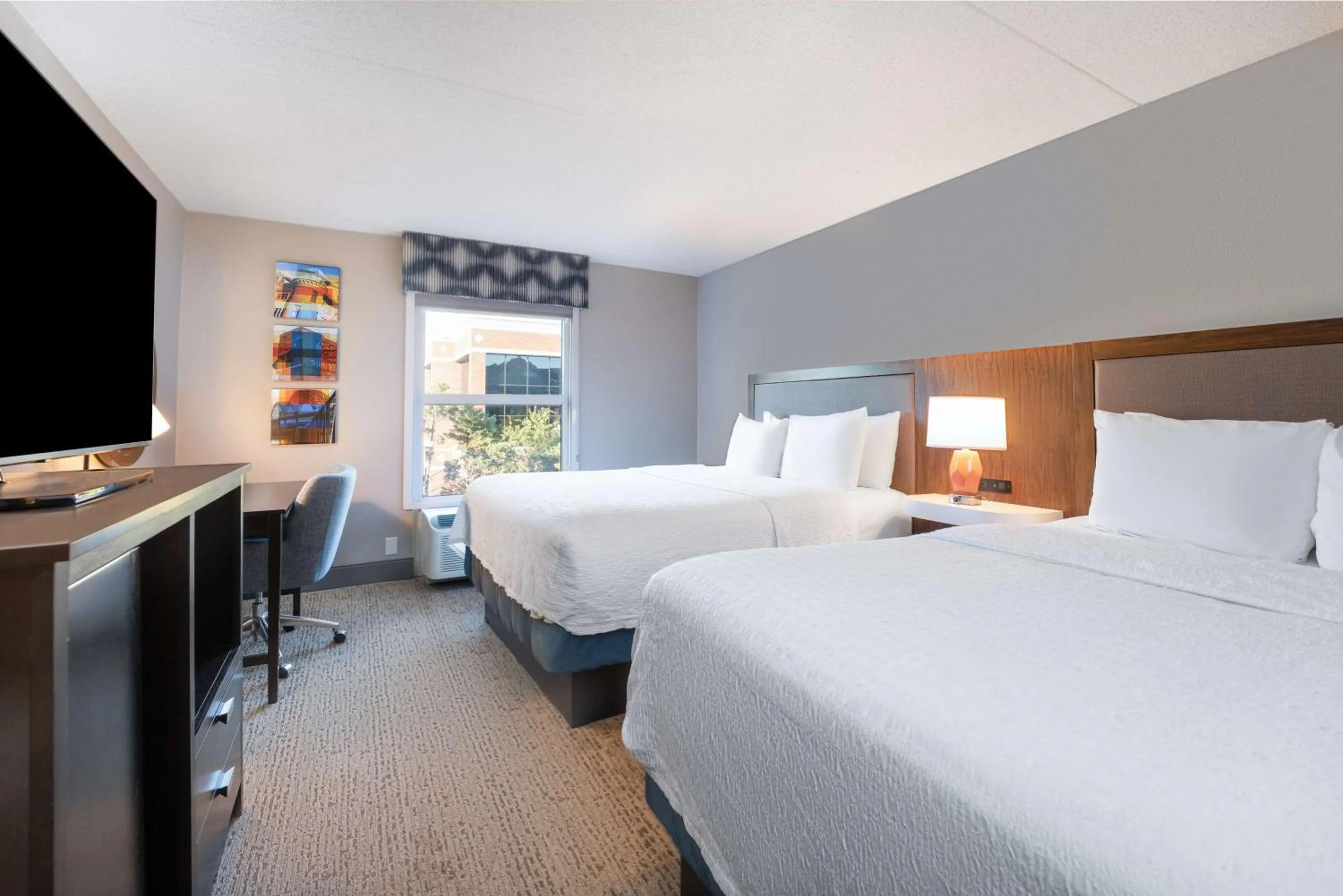 Photo of the whole room, Bed in Hampton Inn & Suites Memphis East Germantown Area