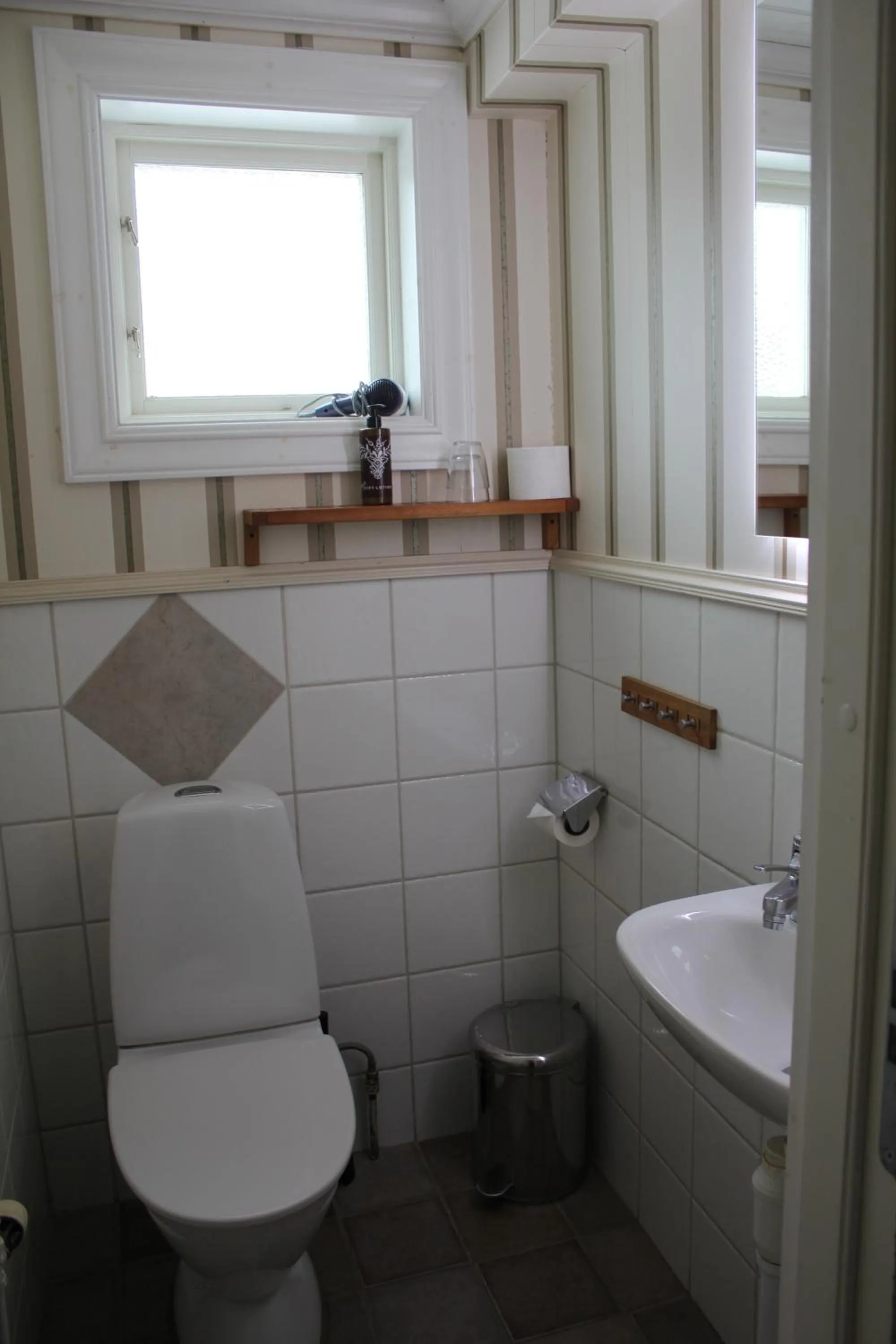 Toilet in Olarsgården Hotell