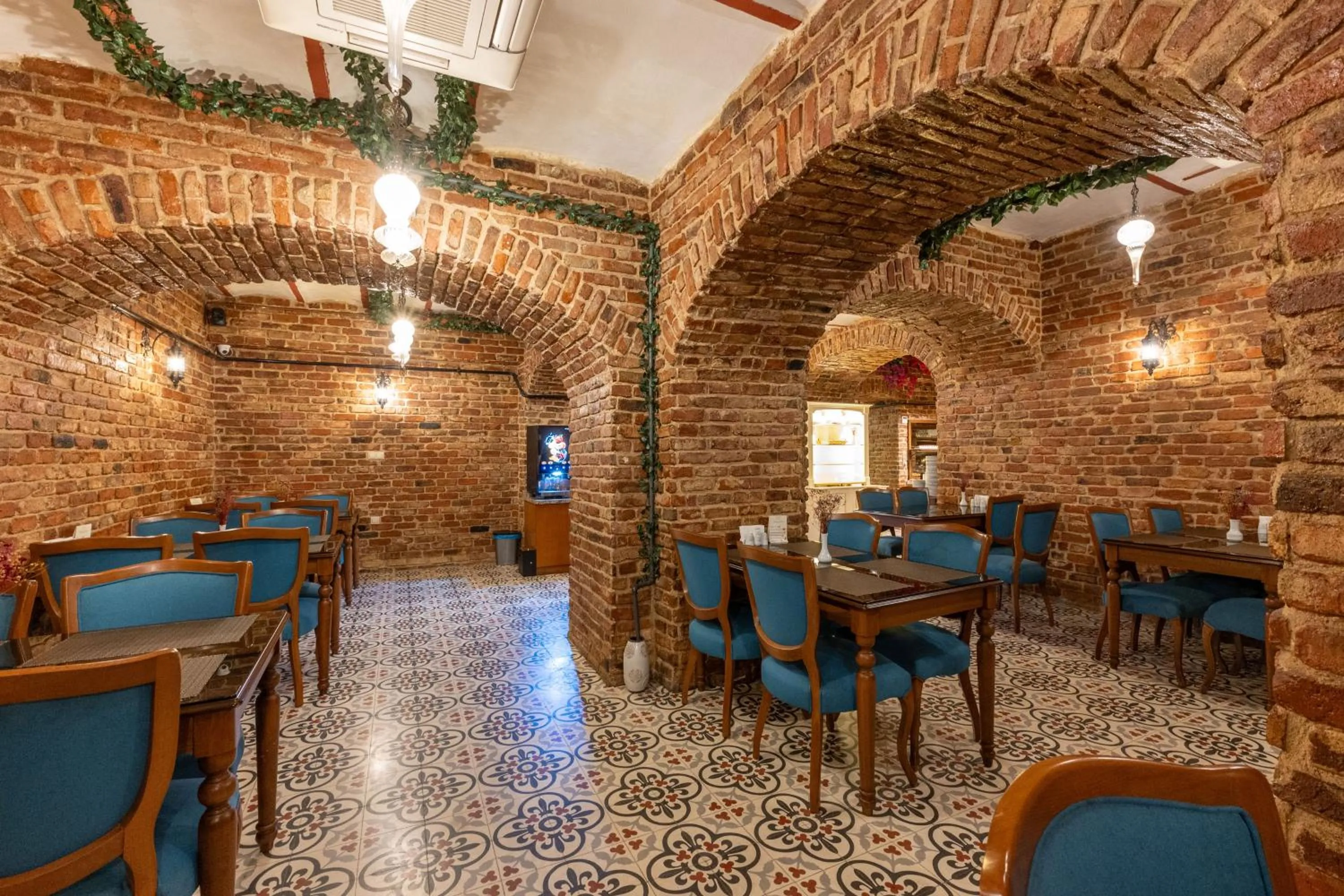 Restaurant/places to eat in Meserret Palace Hotel - Special Category