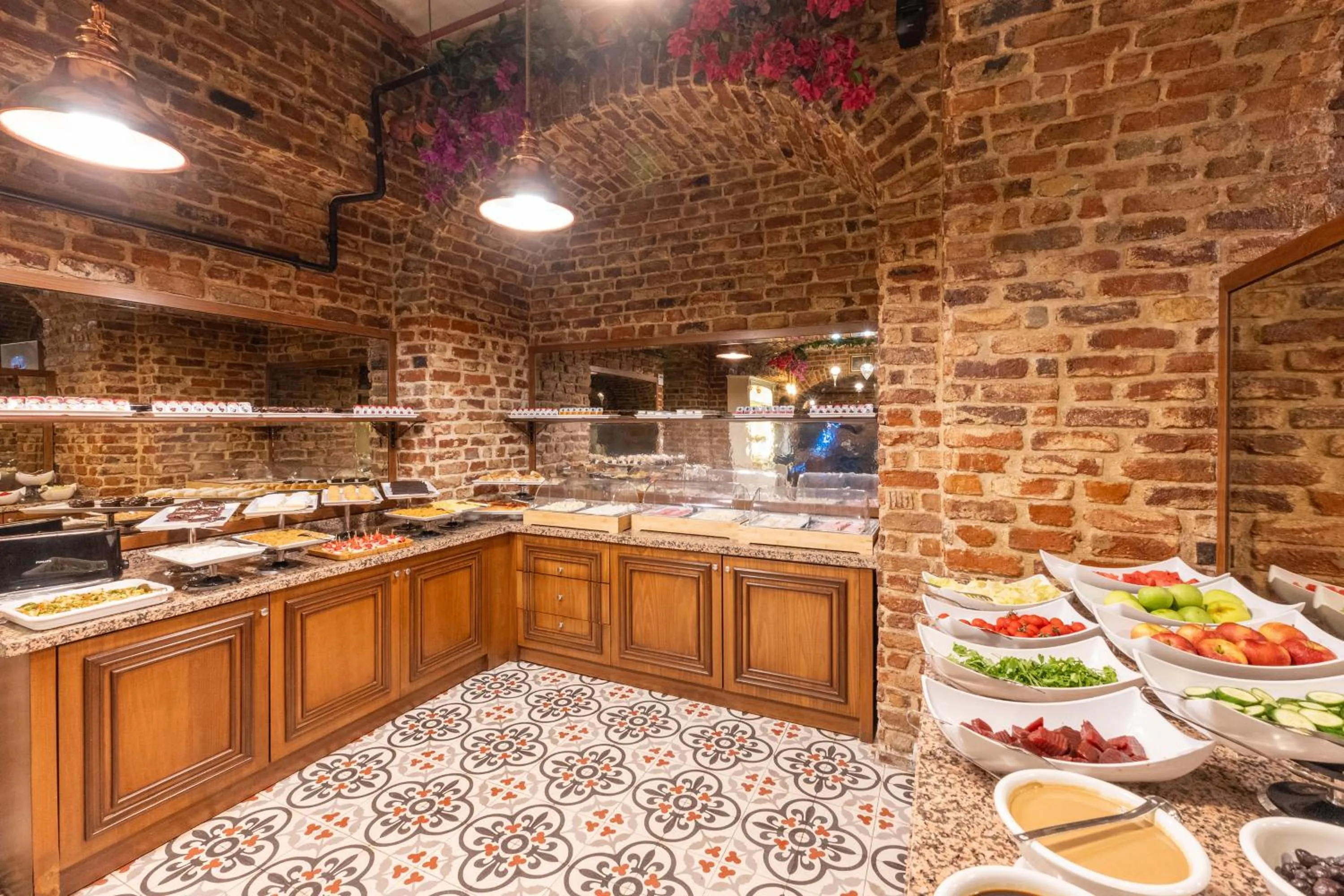 Restaurant/places to eat in Meserret Palace Hotel - Special Category