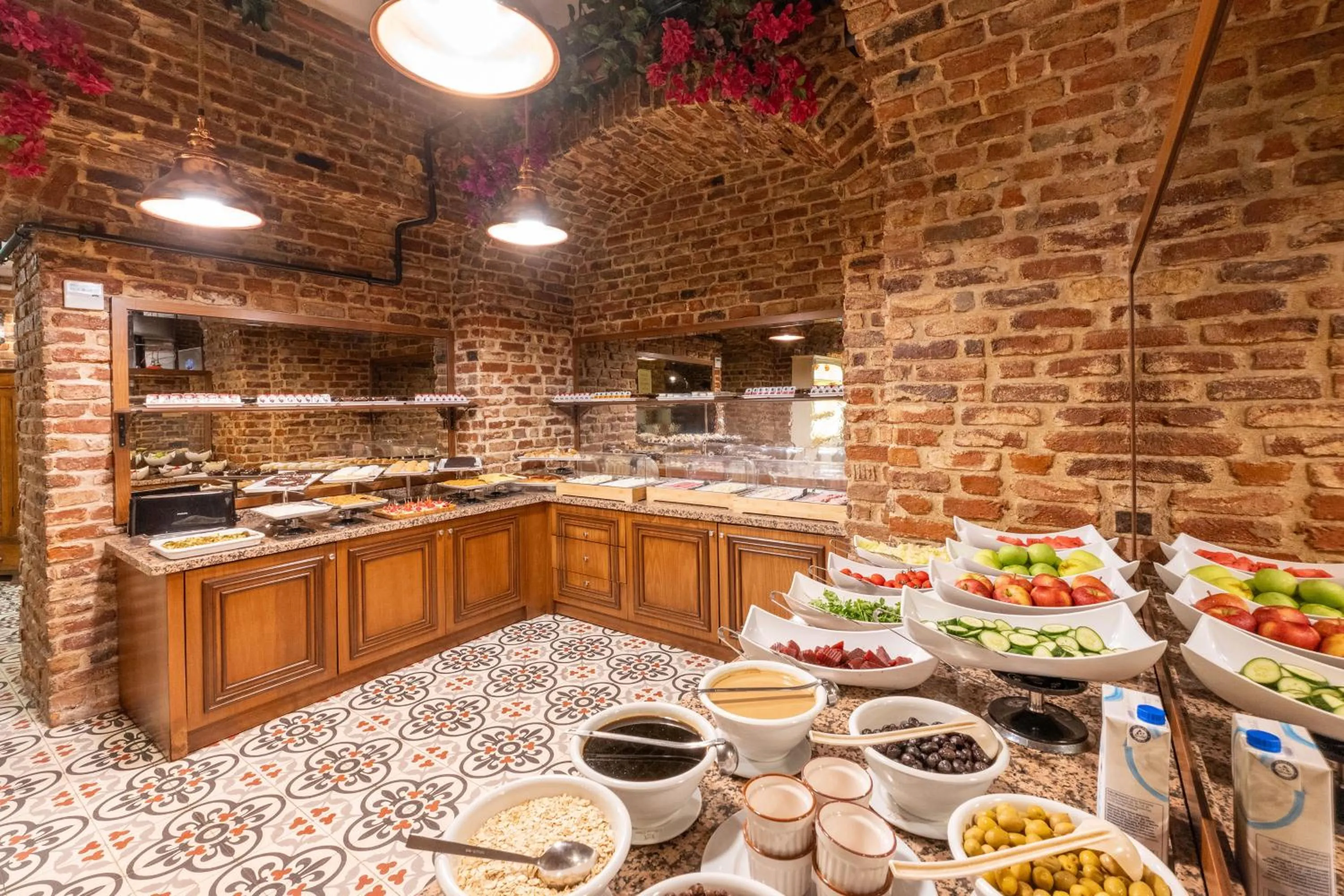 Restaurant/places to eat in Meserret Palace Hotel - Special Category