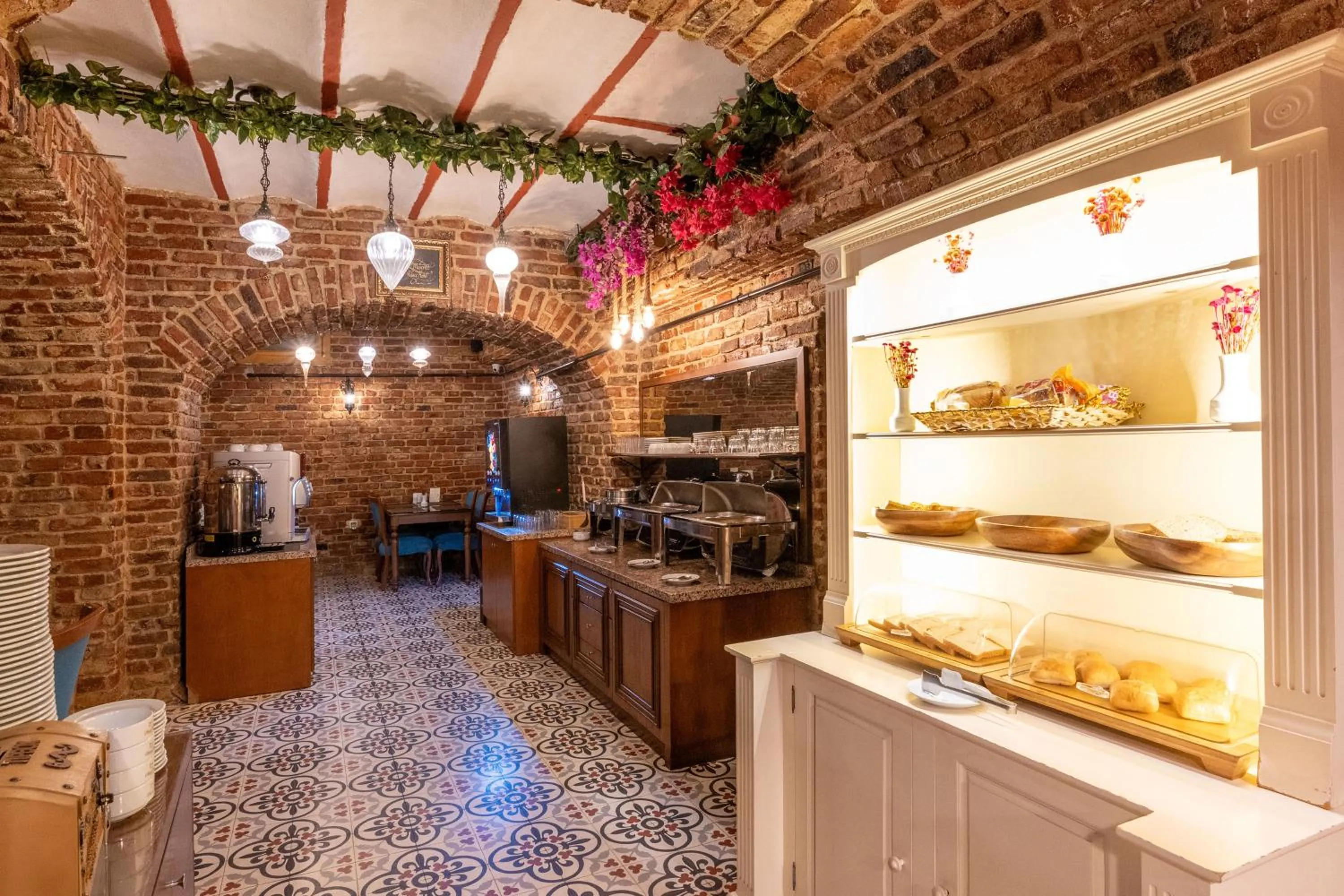 Restaurant/places to eat in Meserret Palace Hotel - Special Category