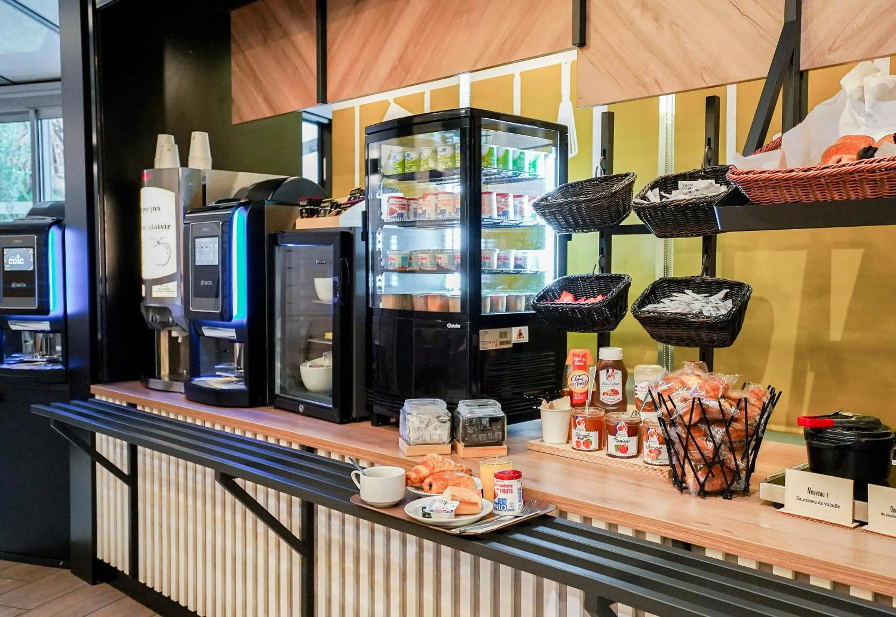 Buffet breakfast in B&B HOTEL Marseille Centre La Joliette