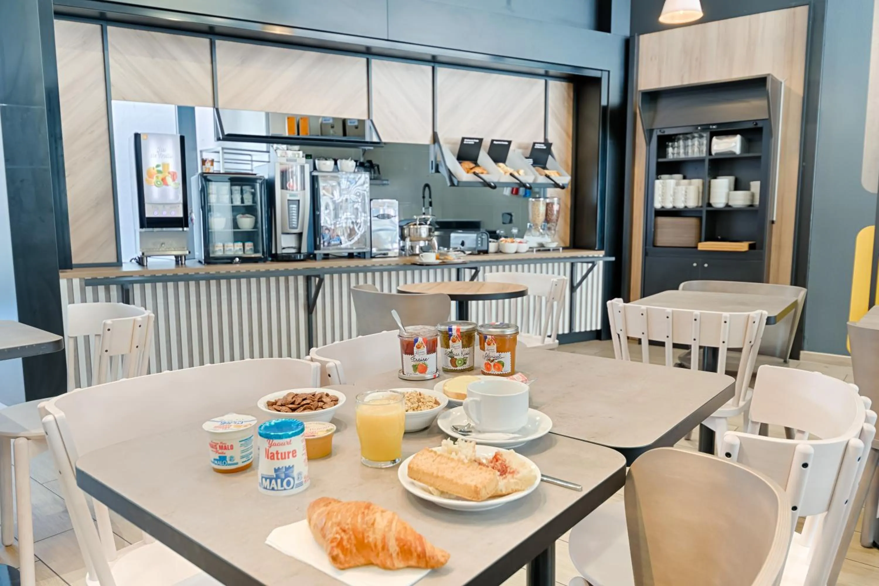 Buffet breakfast in B&B HOTEL Marseille Centre La Joliette