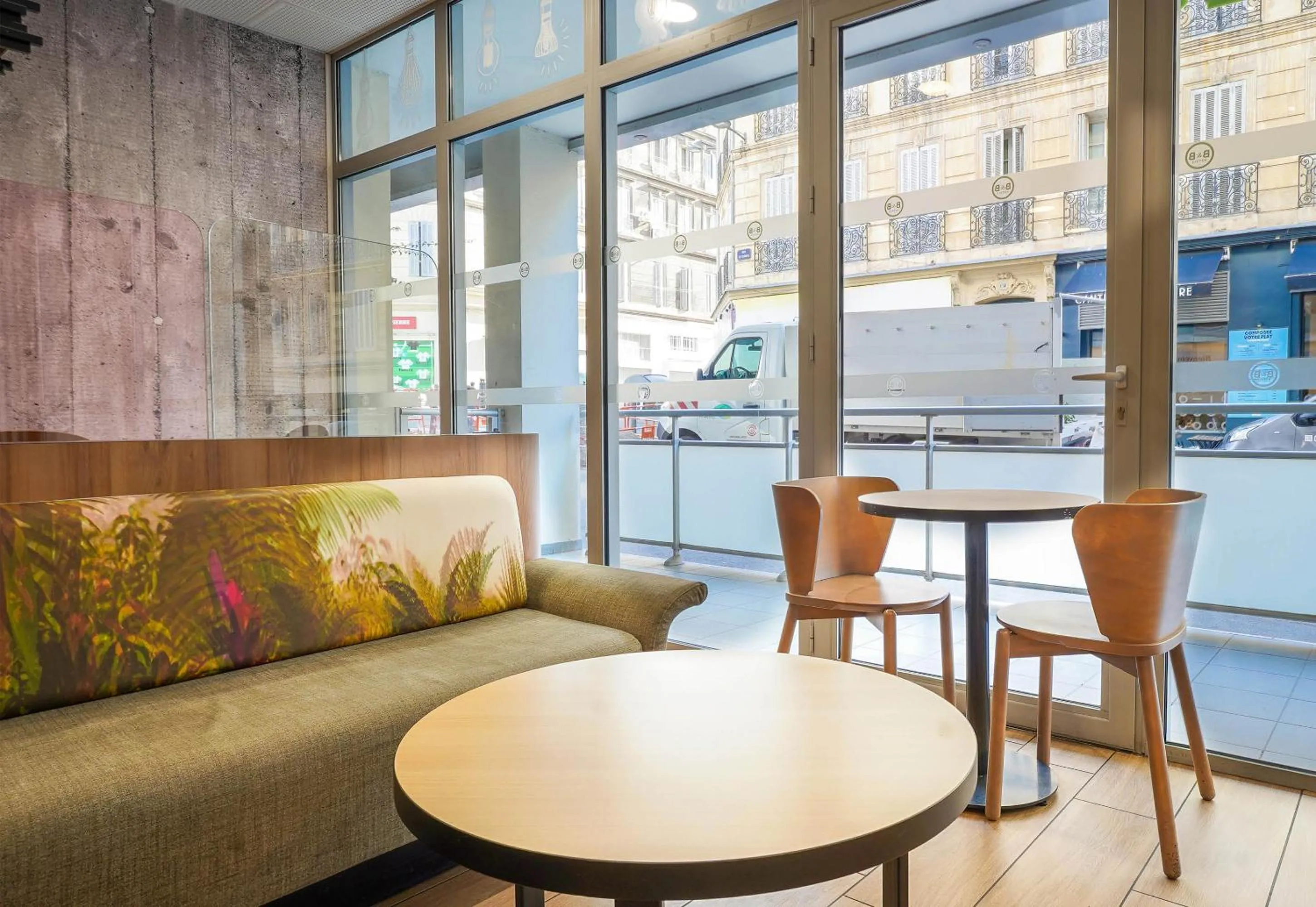 Seating area in B&B HOTEL Marseille Centre La Joliette