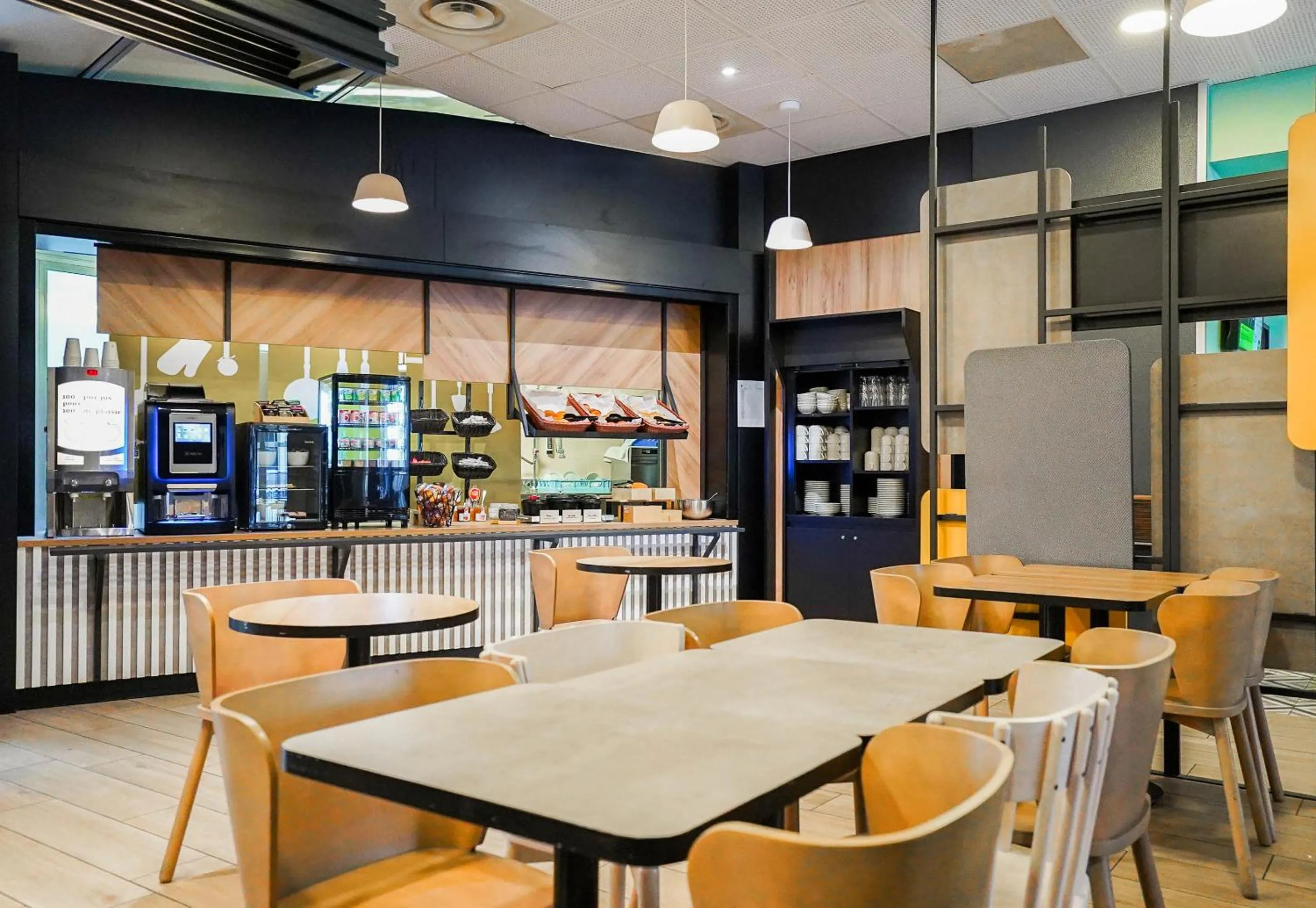 Restaurant/places to eat in B&B HOTEL Marseille Centre La Joliette