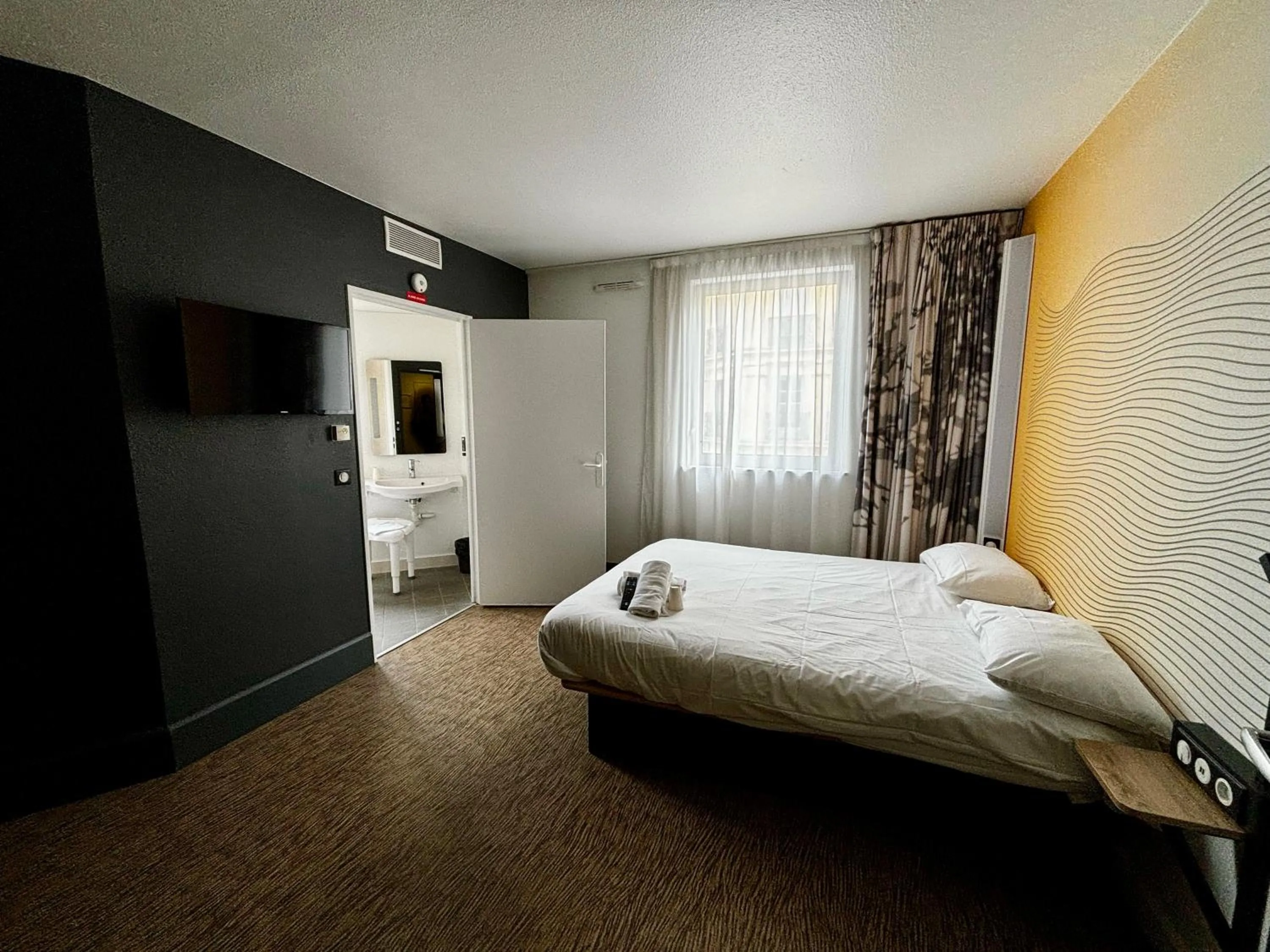 Photo of the whole room, Bed in B&B HOTEL Marseille Centre La Joliette