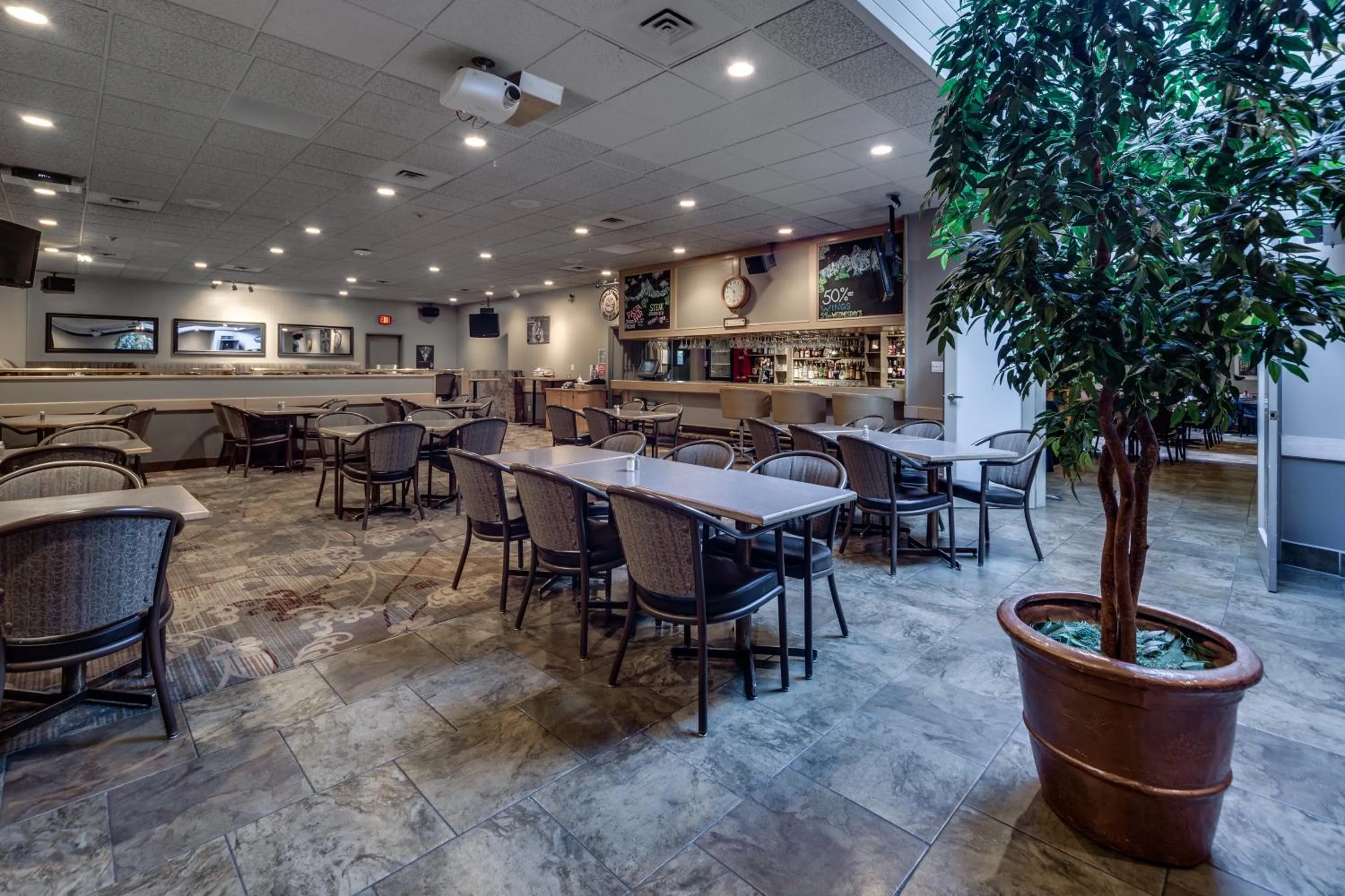 Lounge or bar in Heritage Inn Hotel & Convention Centre - Cranbrook