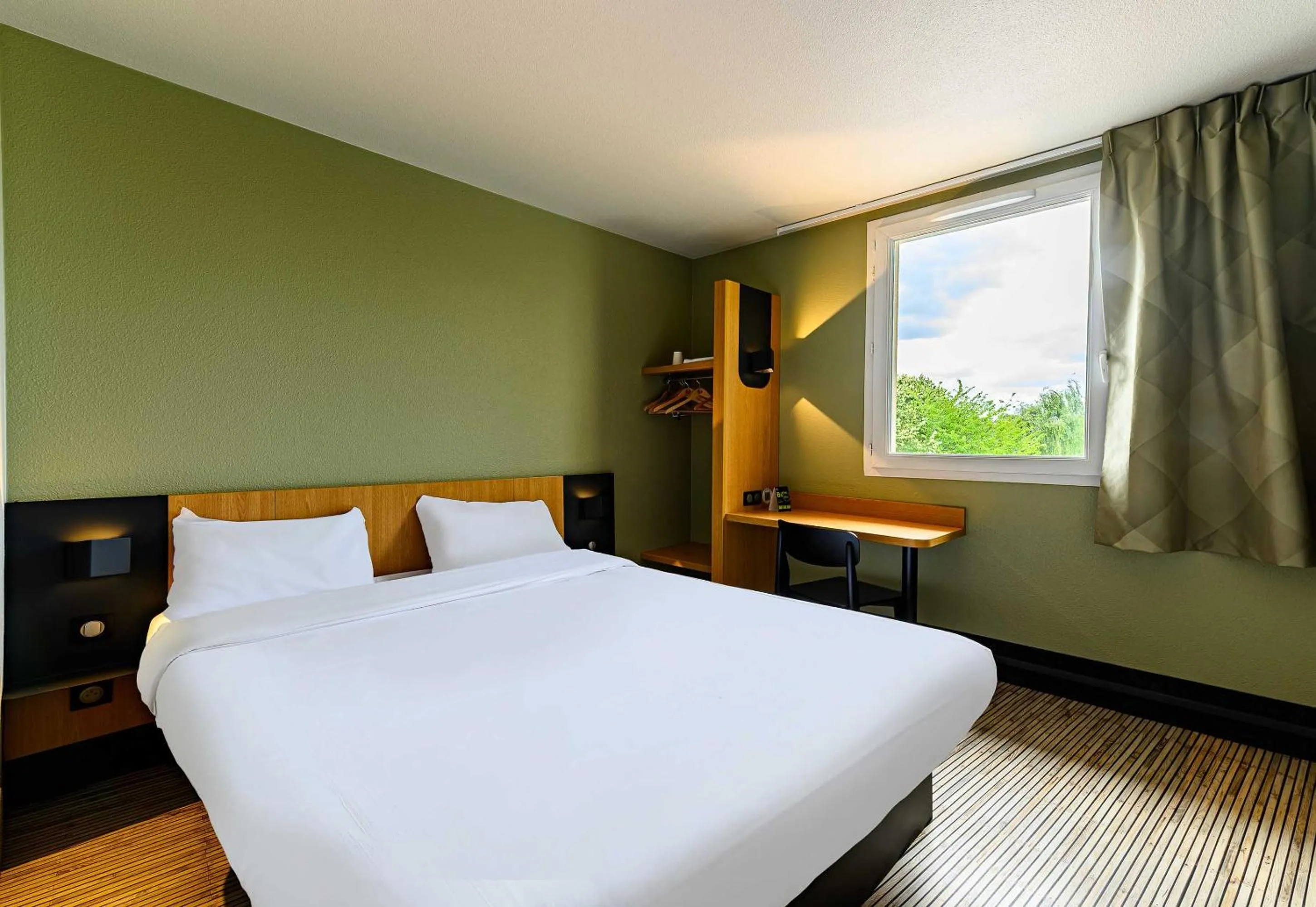 Bed in B&B HOTEL Marne-la-Vallée Bussy-Saint-Georges