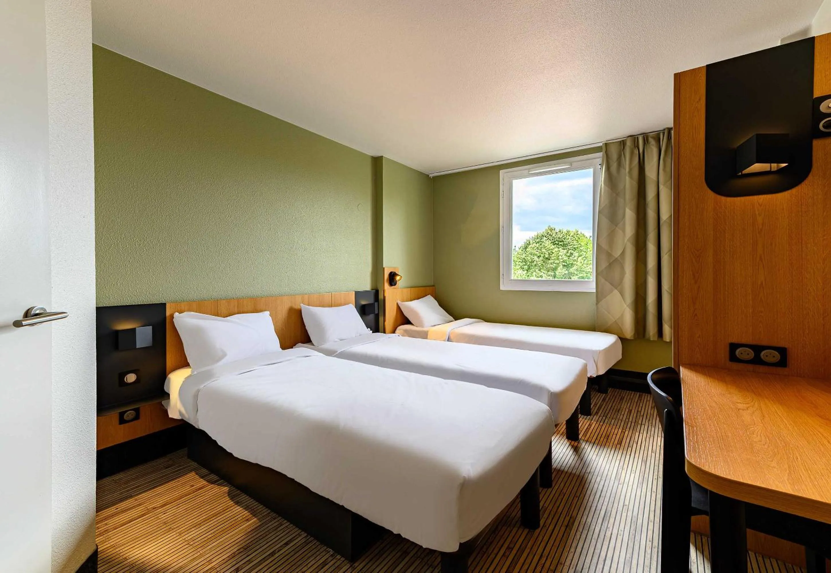 Bed in B&B HOTEL Marne-la-Vallée Bussy-Saint-Georges